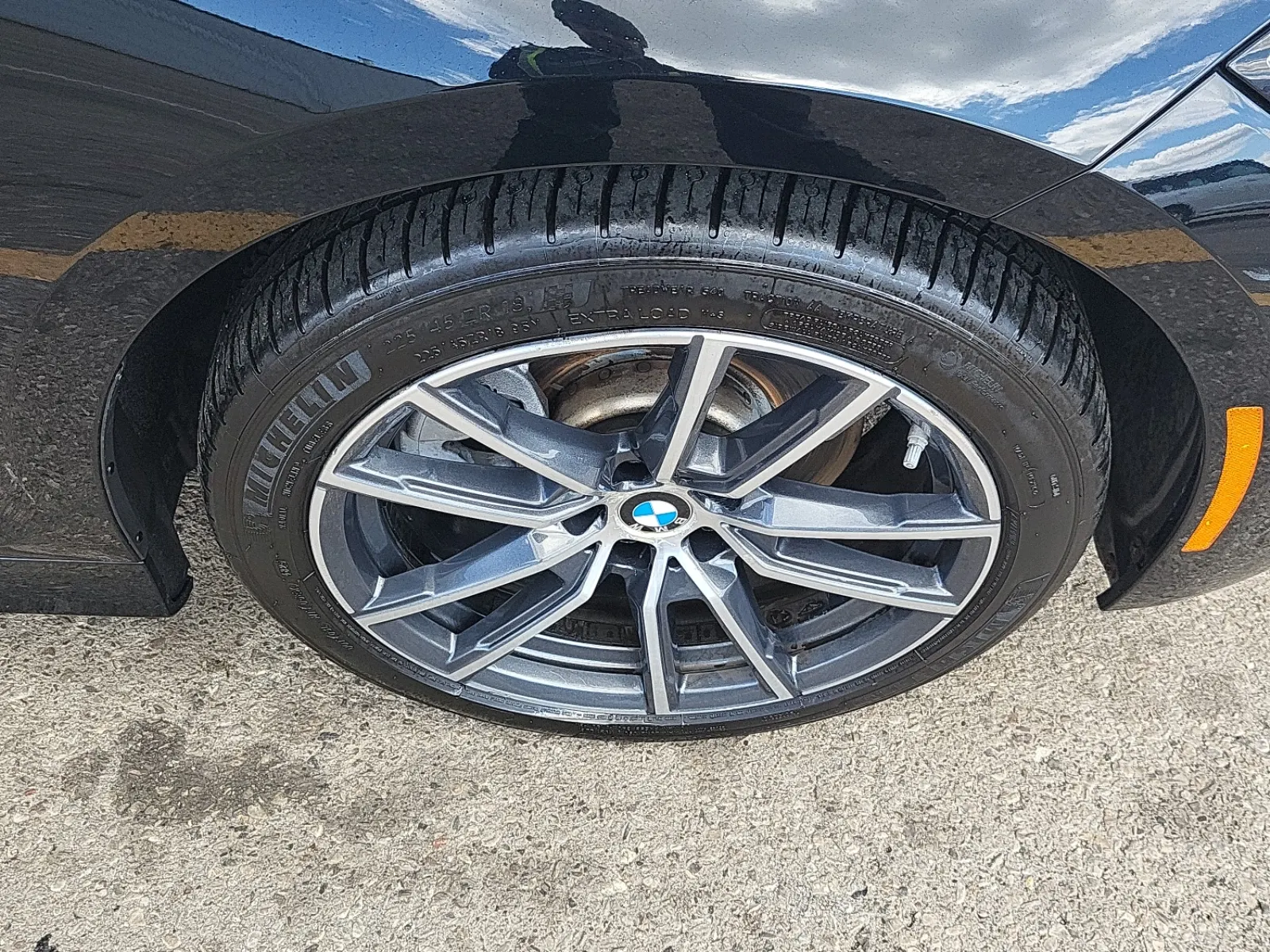 Right Front Wheel/Tire Photo