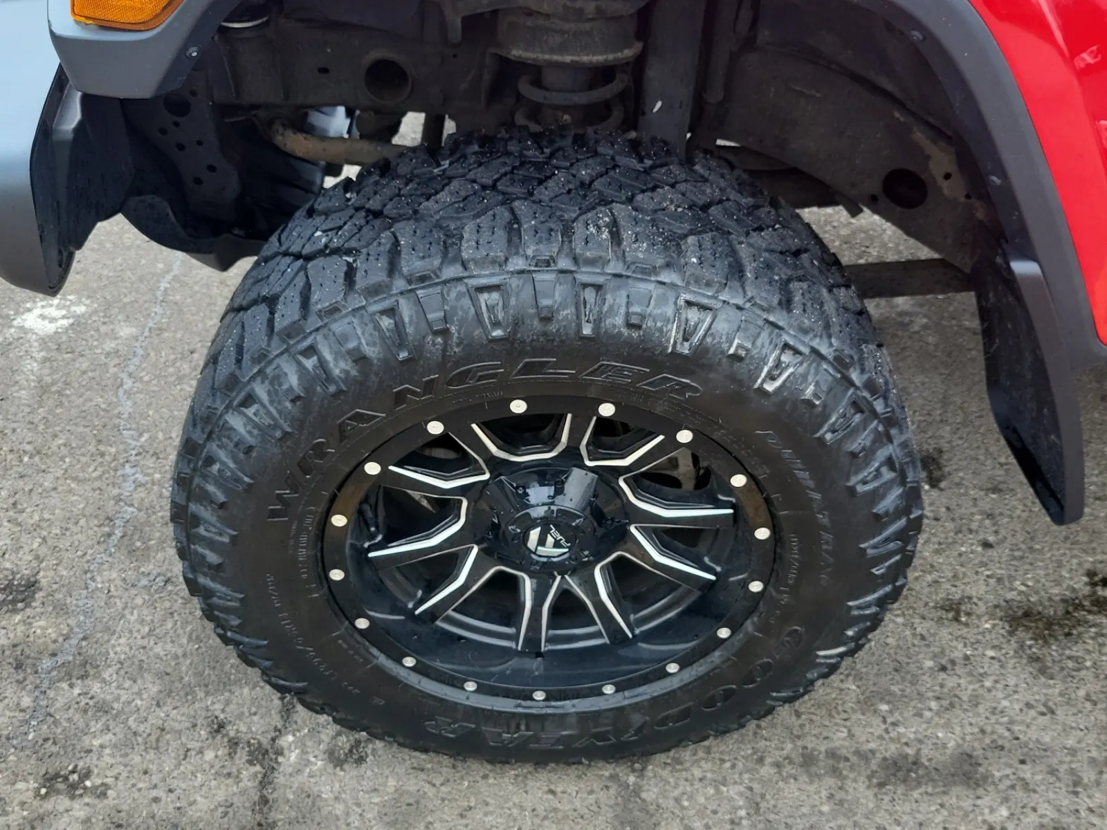 Front driver wheel/tire photo