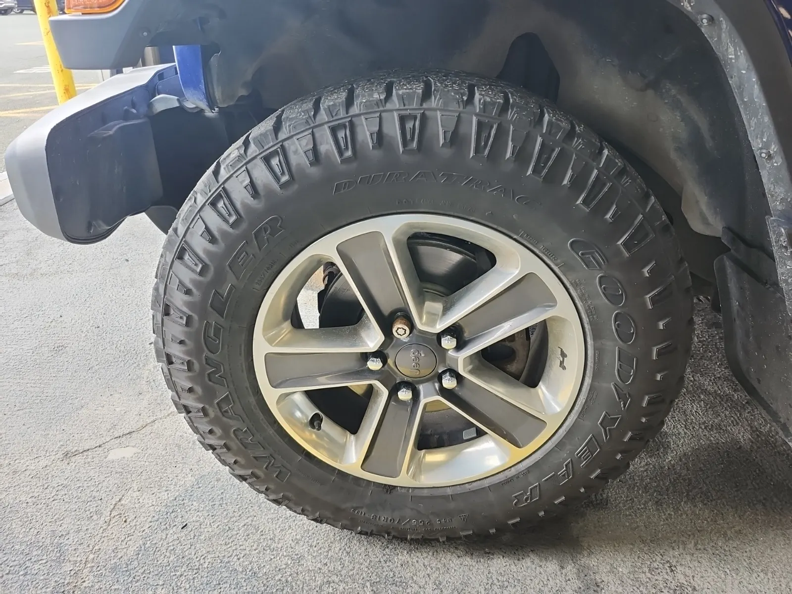 Front driver wheel/tire photo
