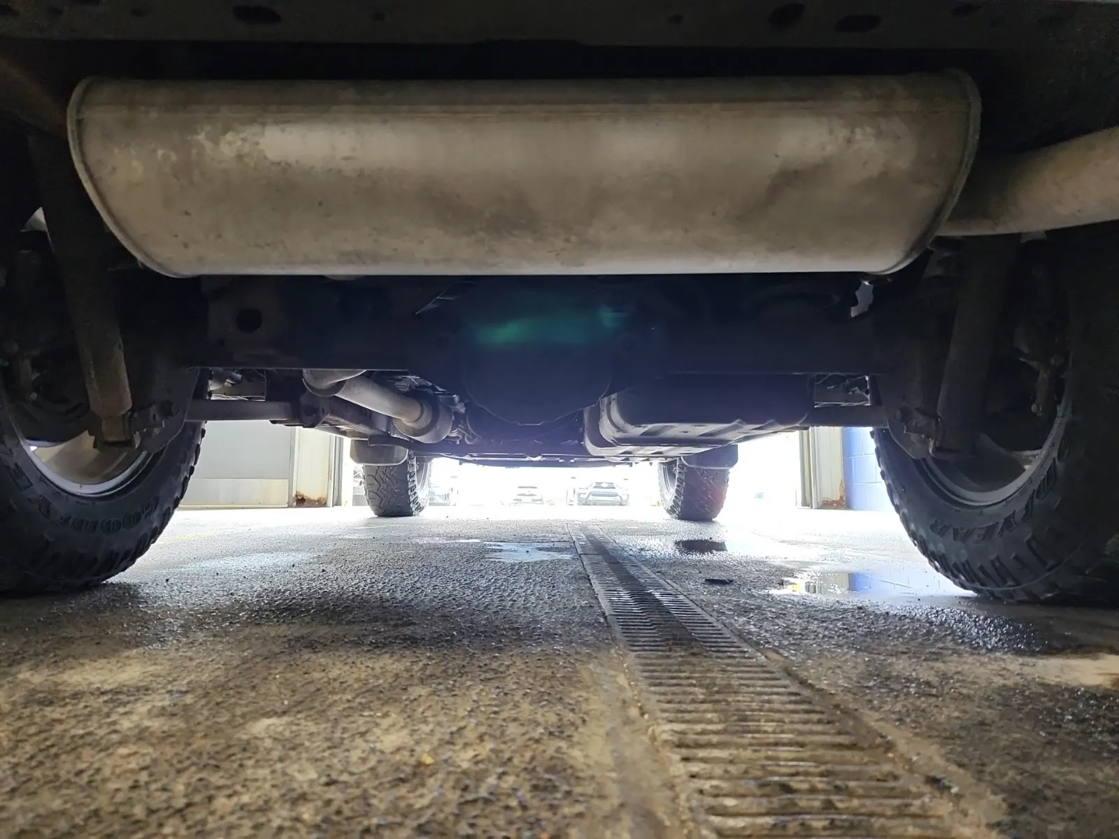 Undercarriage - Rear Photo