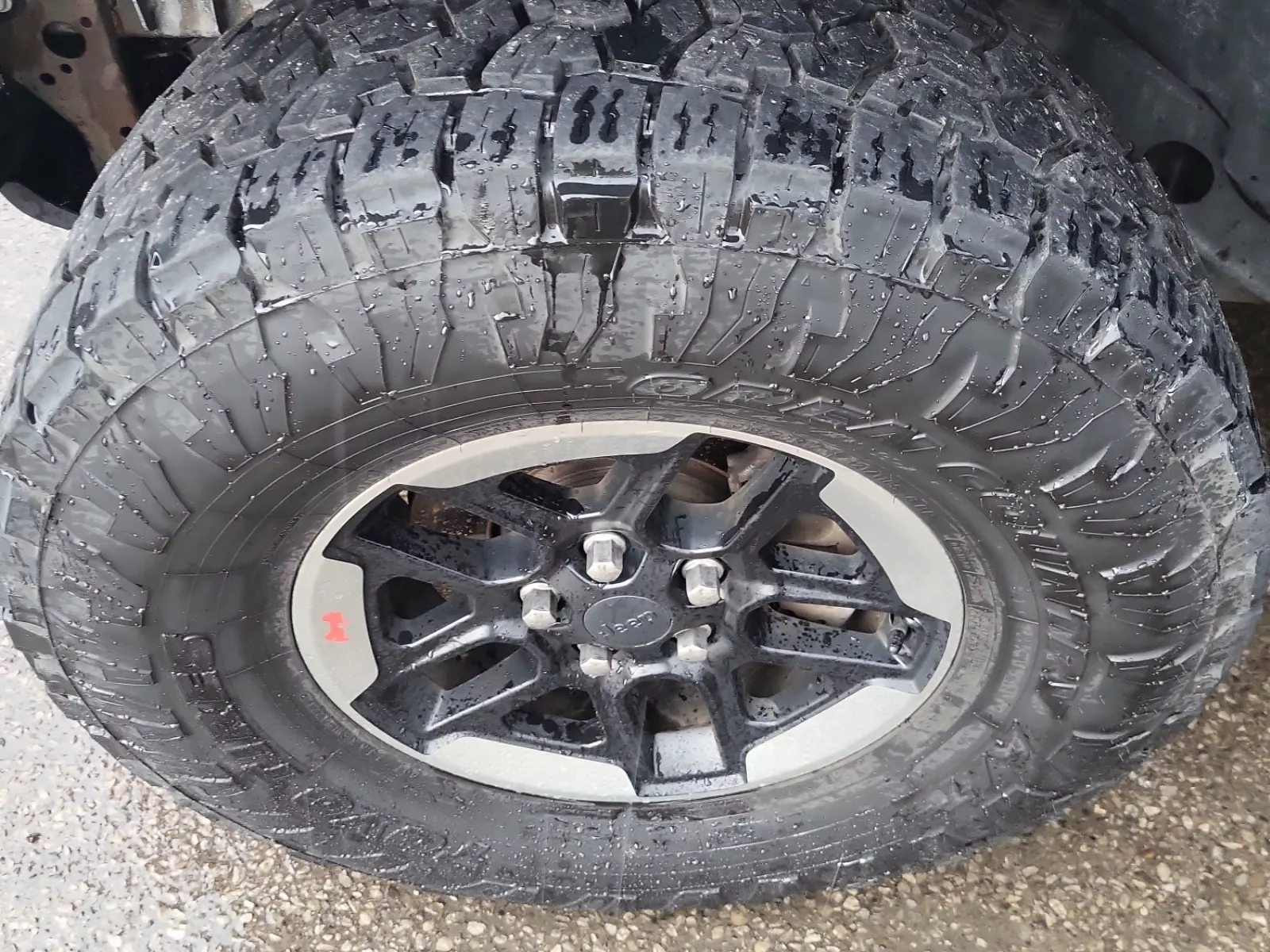 Front driver wheel/tire photo