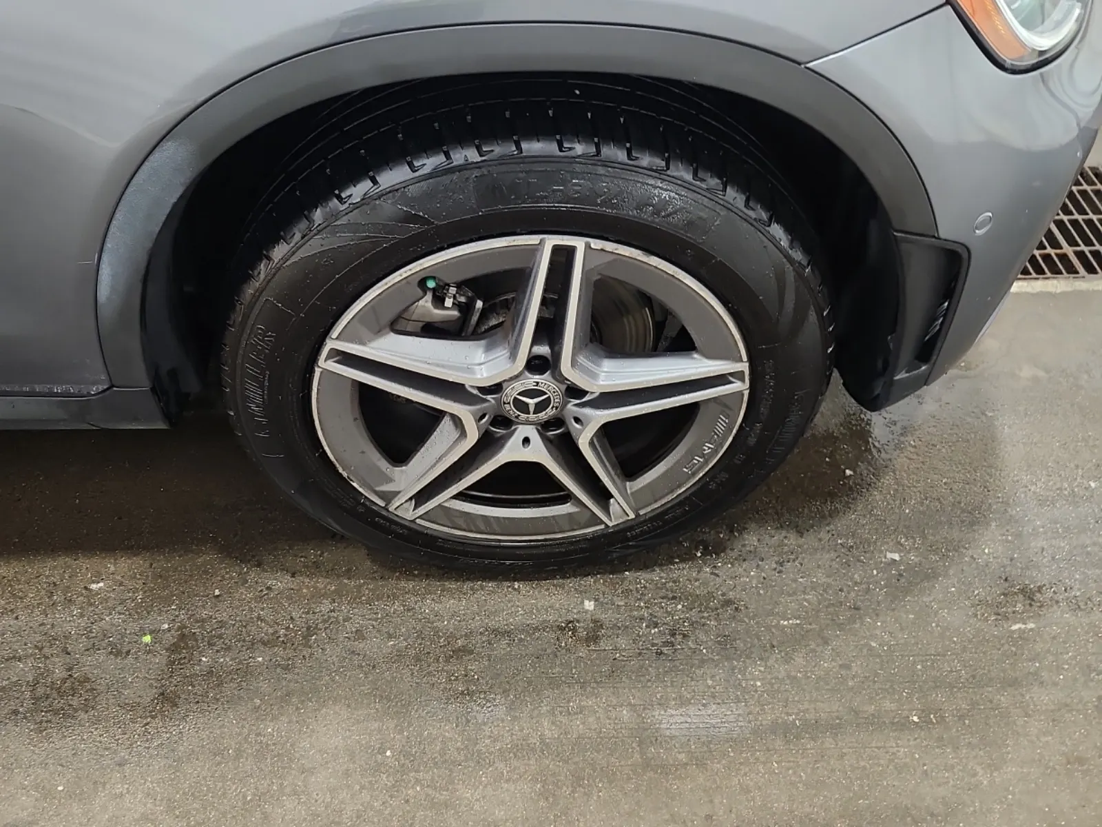 Right Front Wheel/Tire Photo
