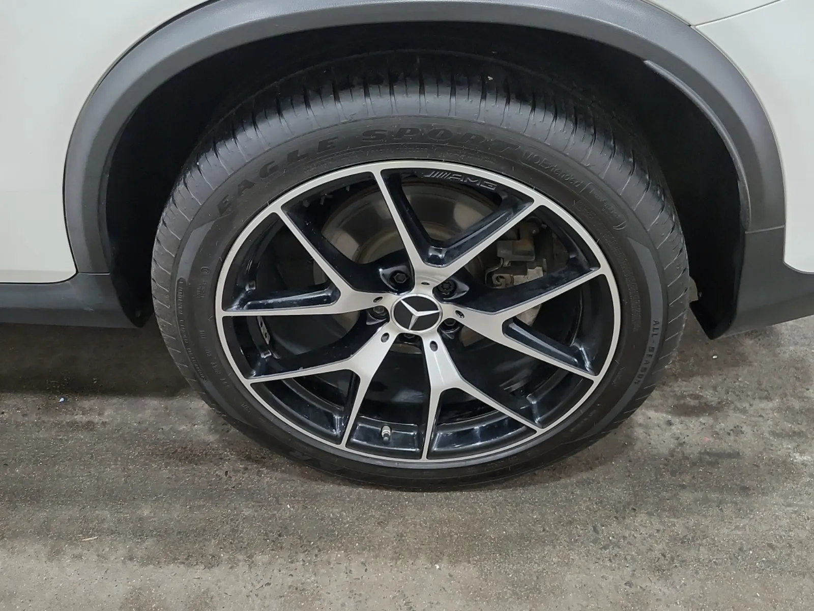 Left Rear Wheel/Tire Photo
