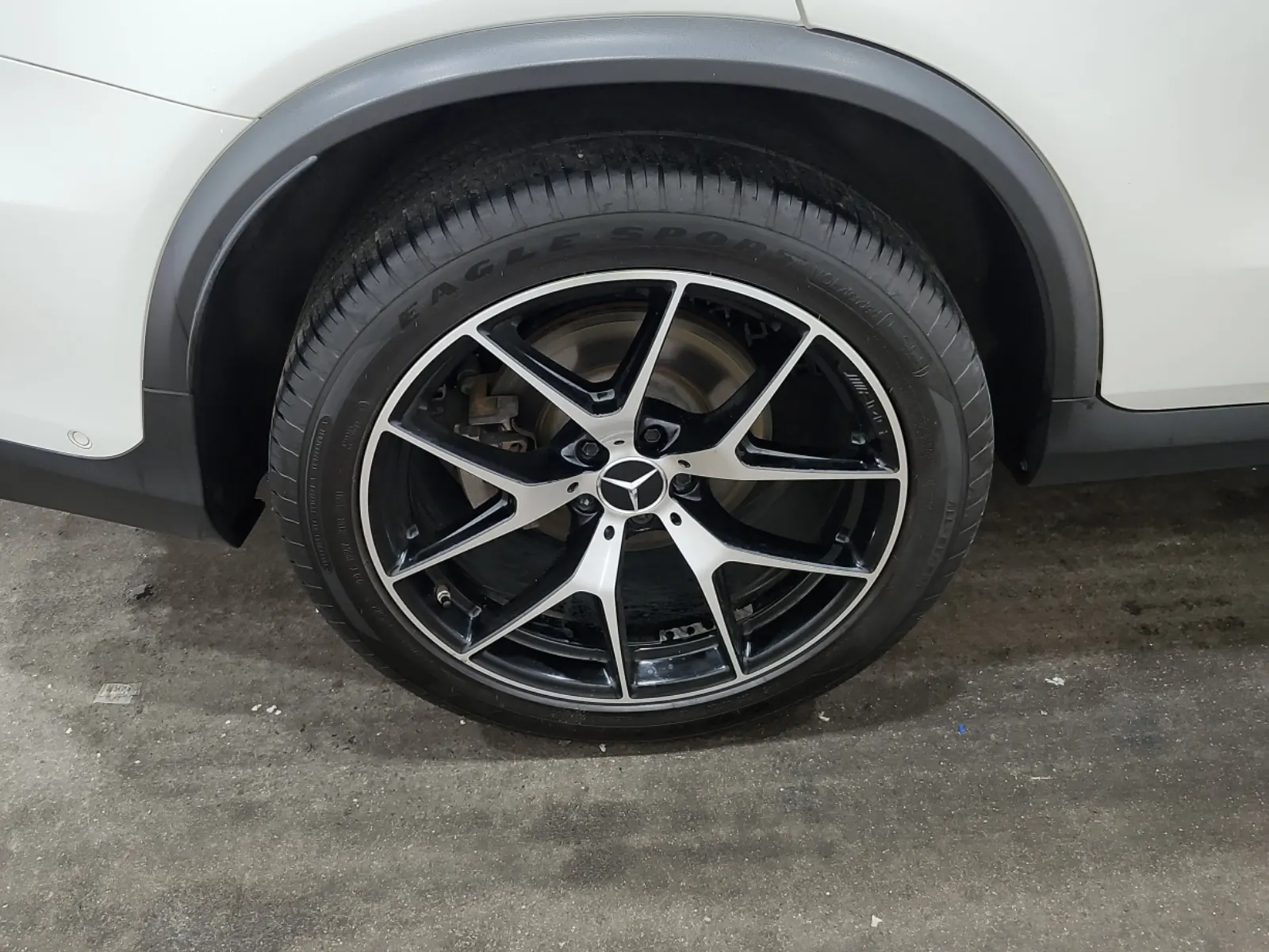 Right Rear Wheel/Tire Photo