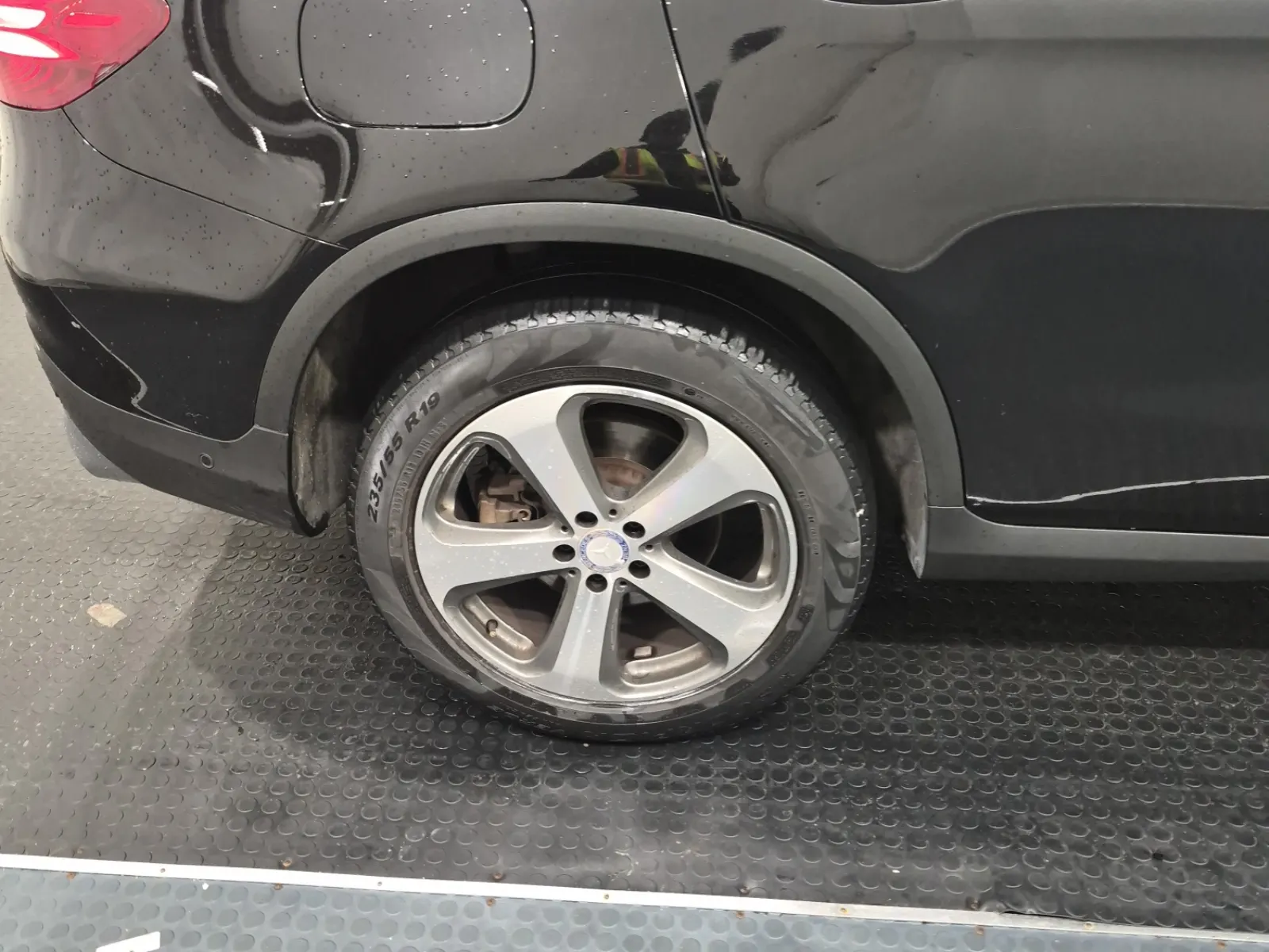 Right Rear Wheel/Tire Photo
