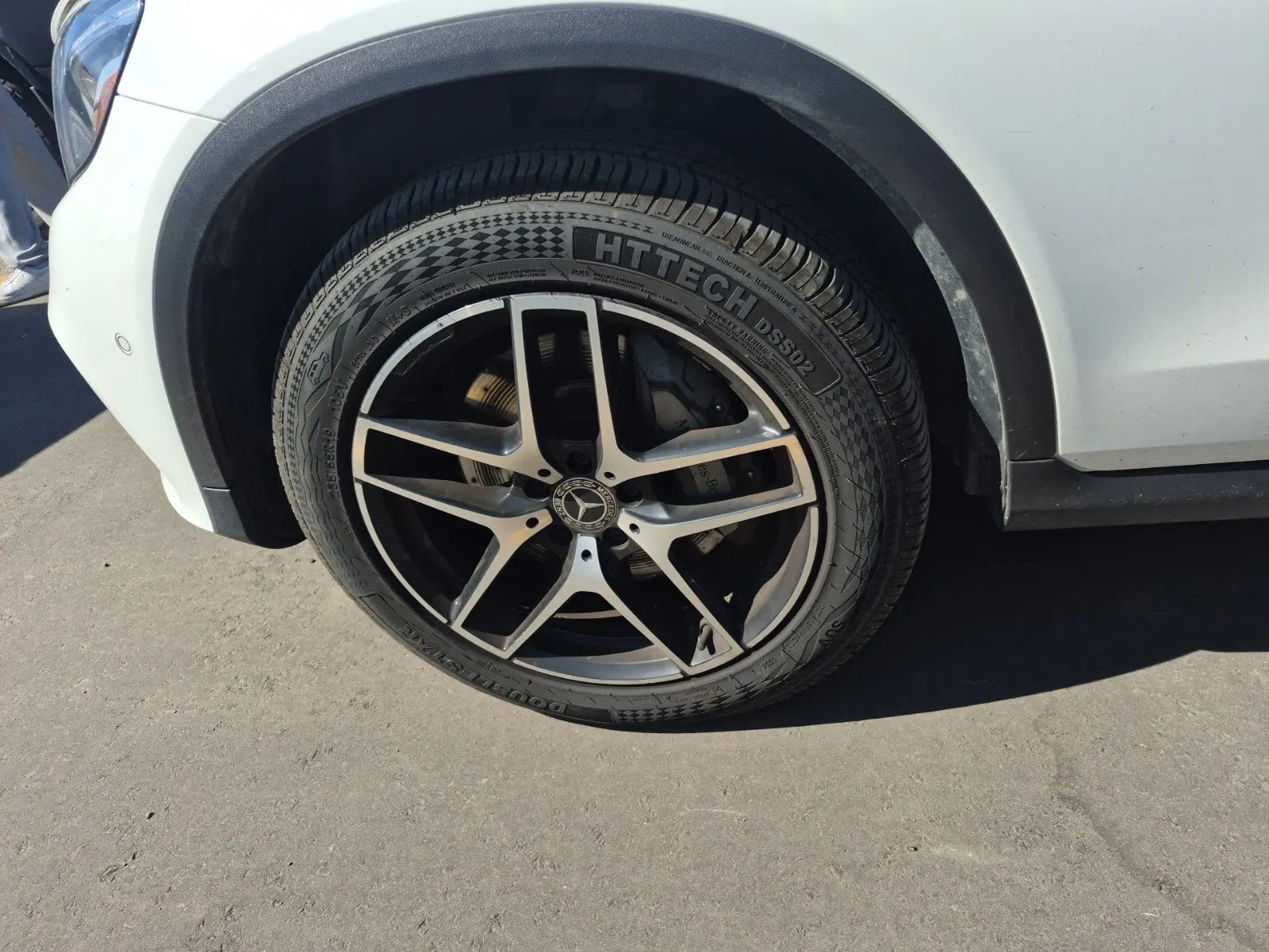 Front driver wheel/tire photo