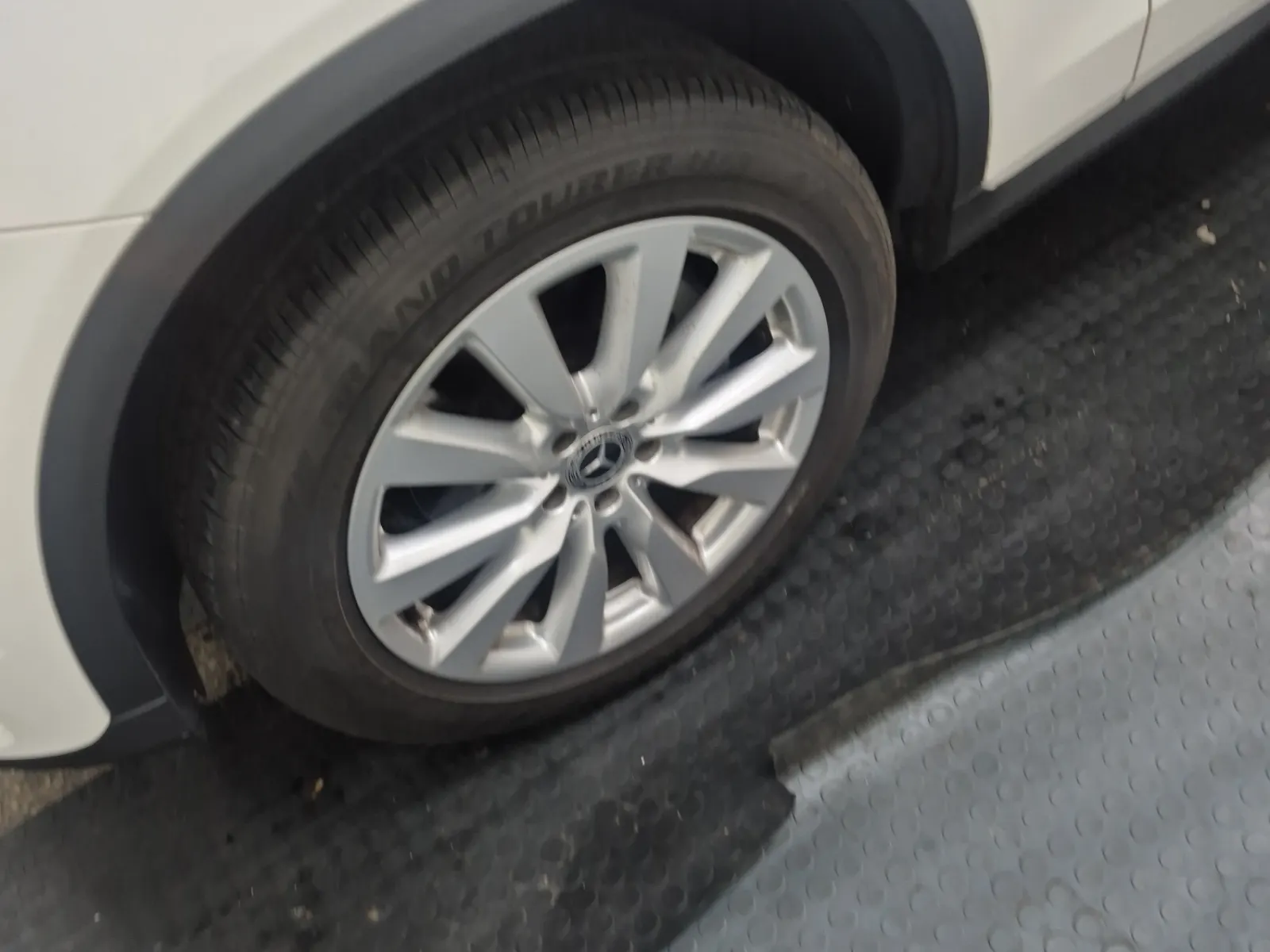 Front driver wheel/tire photo