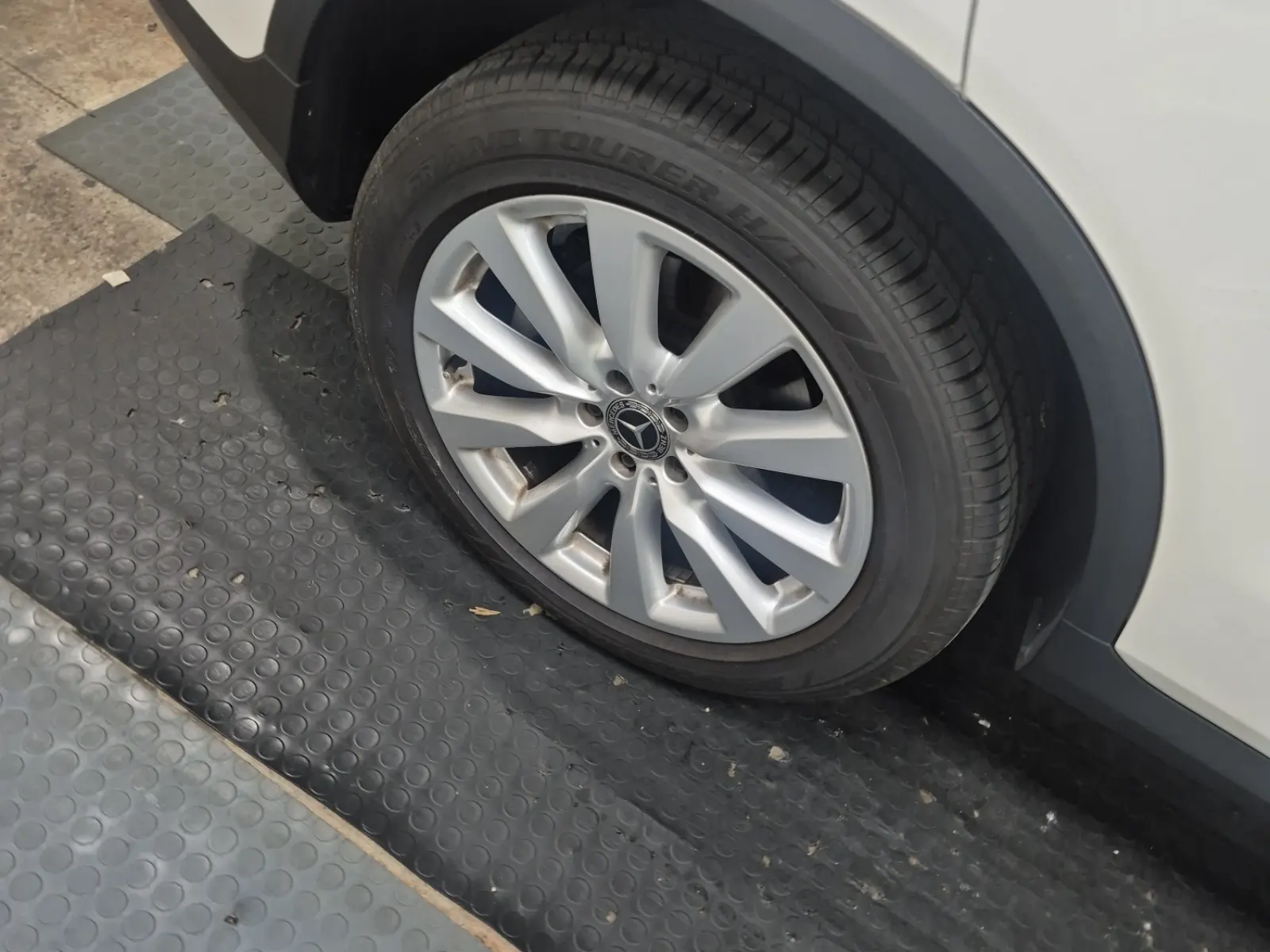 Right Rear Wheel/Tire Photo
