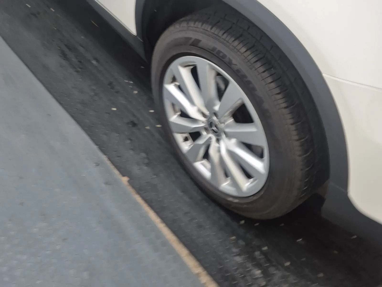 Left Rear Wheel/Tire Photo