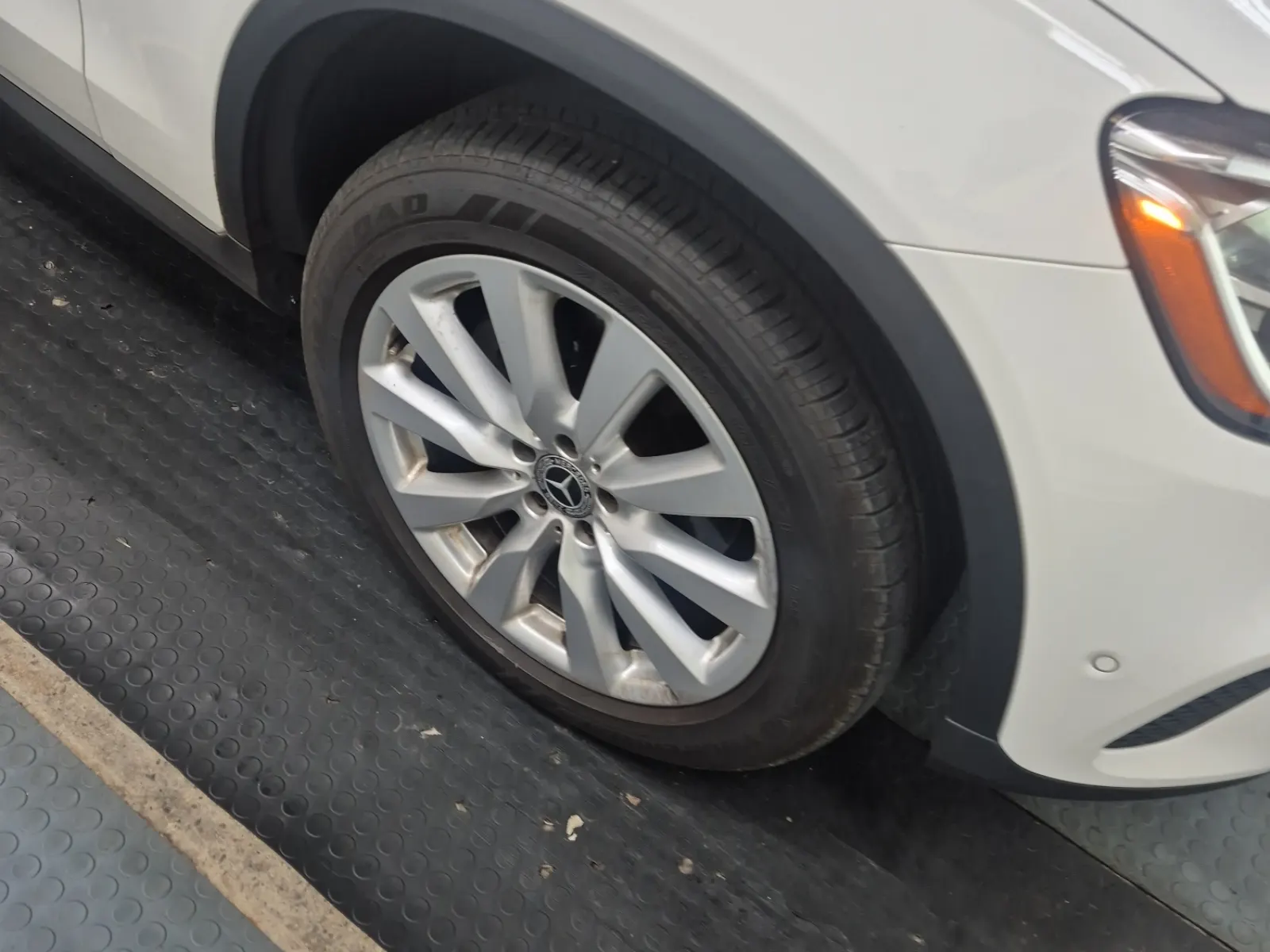 Right Front Wheel/Tire Photo