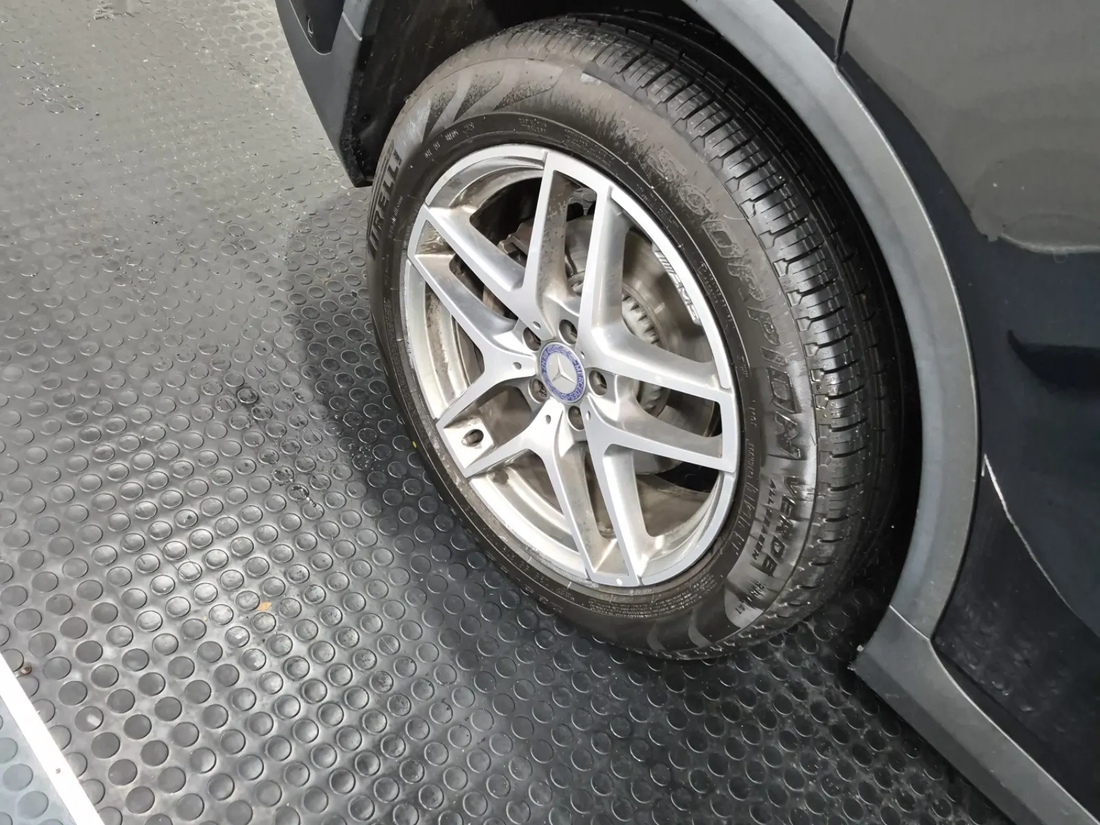 Right Rear Wheel/Tire Photo
