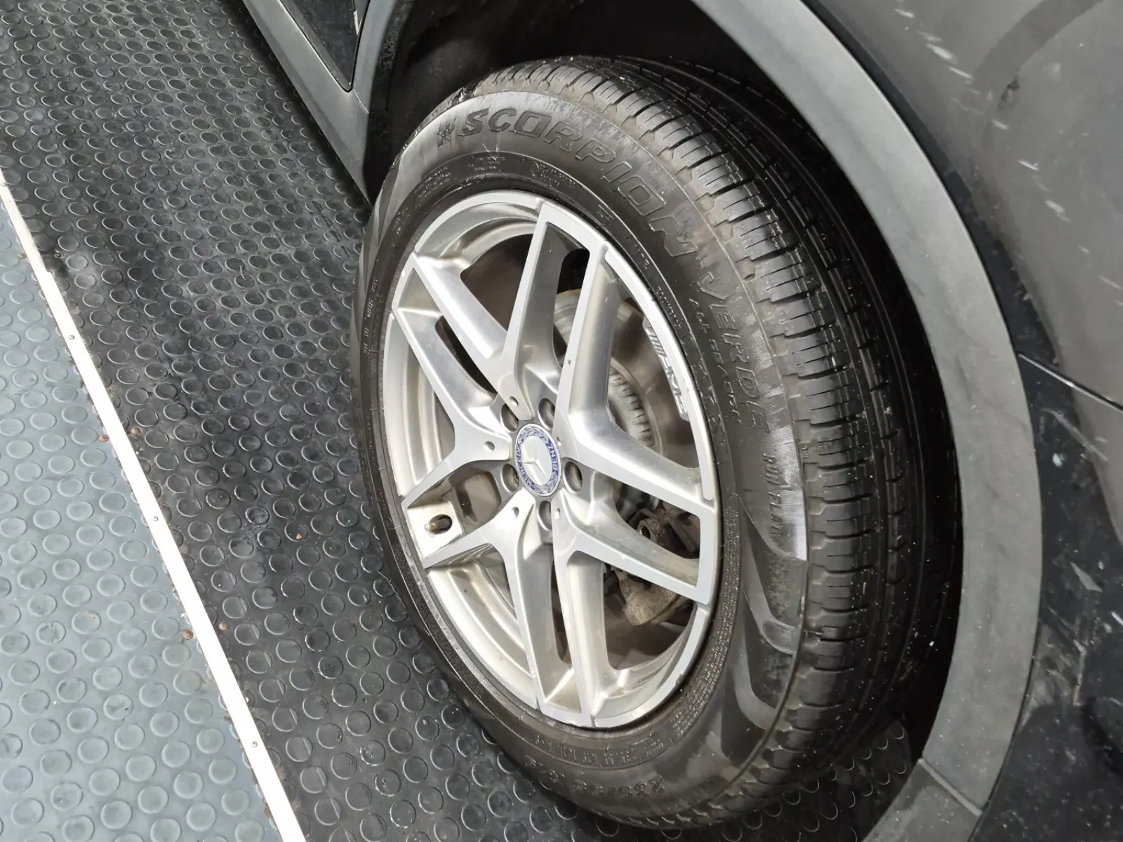 Left Rear Wheel/Tire Photo