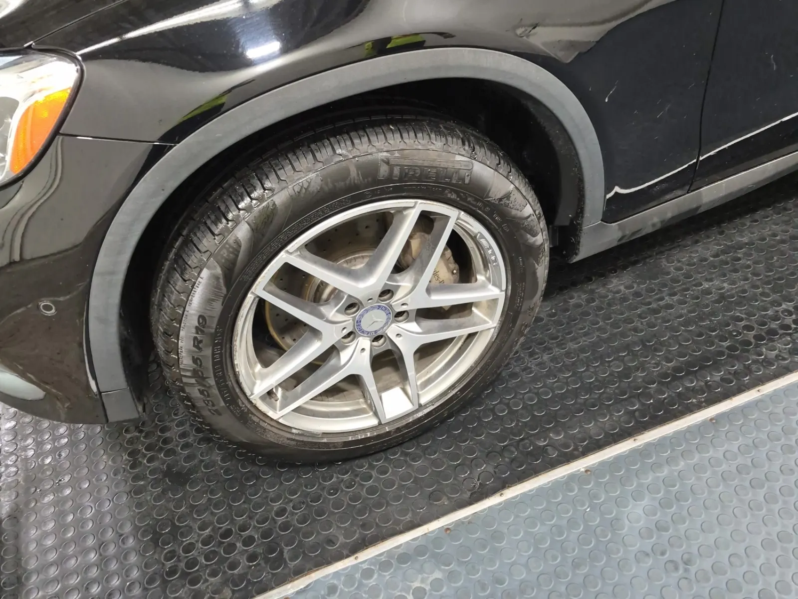Front driver wheel/tire photo