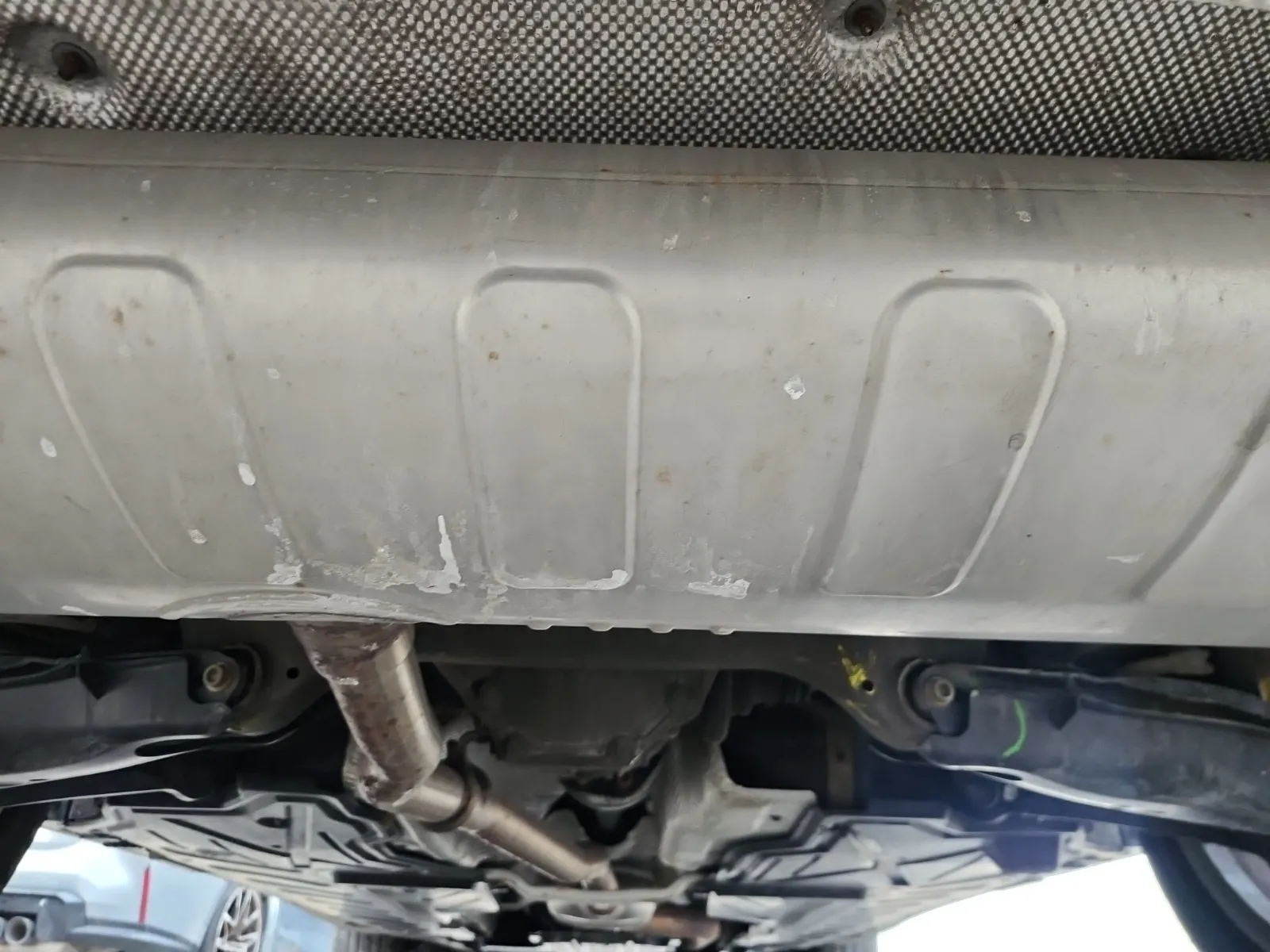 Undercarriage - Rear Photo