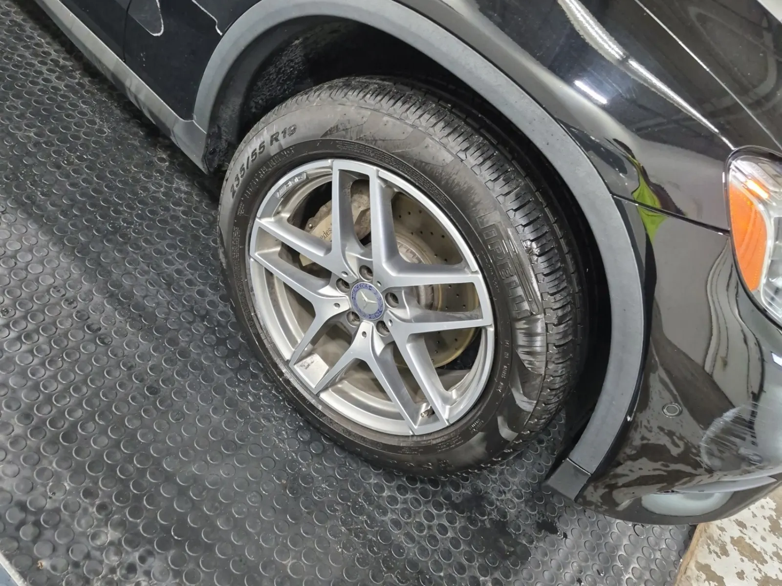 Right Front Wheel/Tire Photo