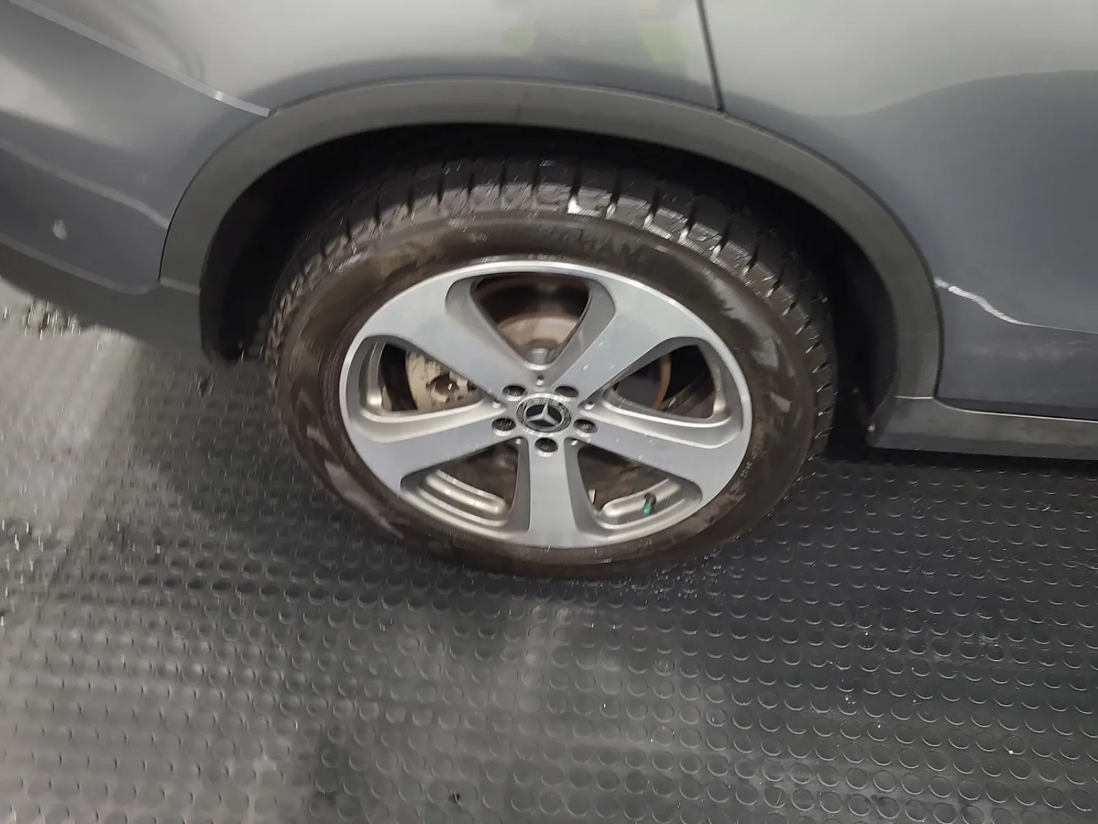Right Rear Wheel/Tire Photo
