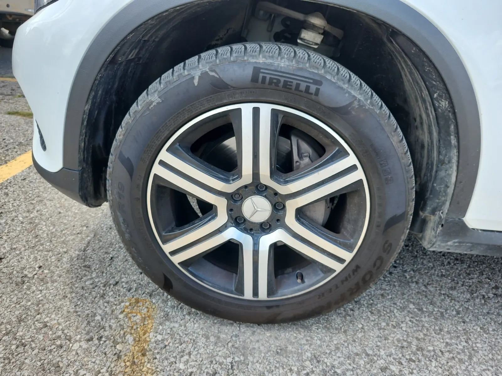 Front driver wheel/tire photo