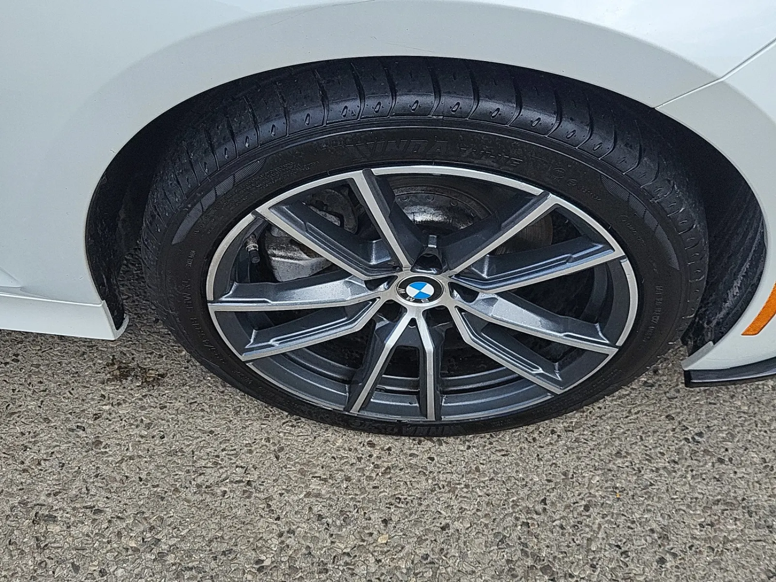 Right Front Wheel/Tire Photo