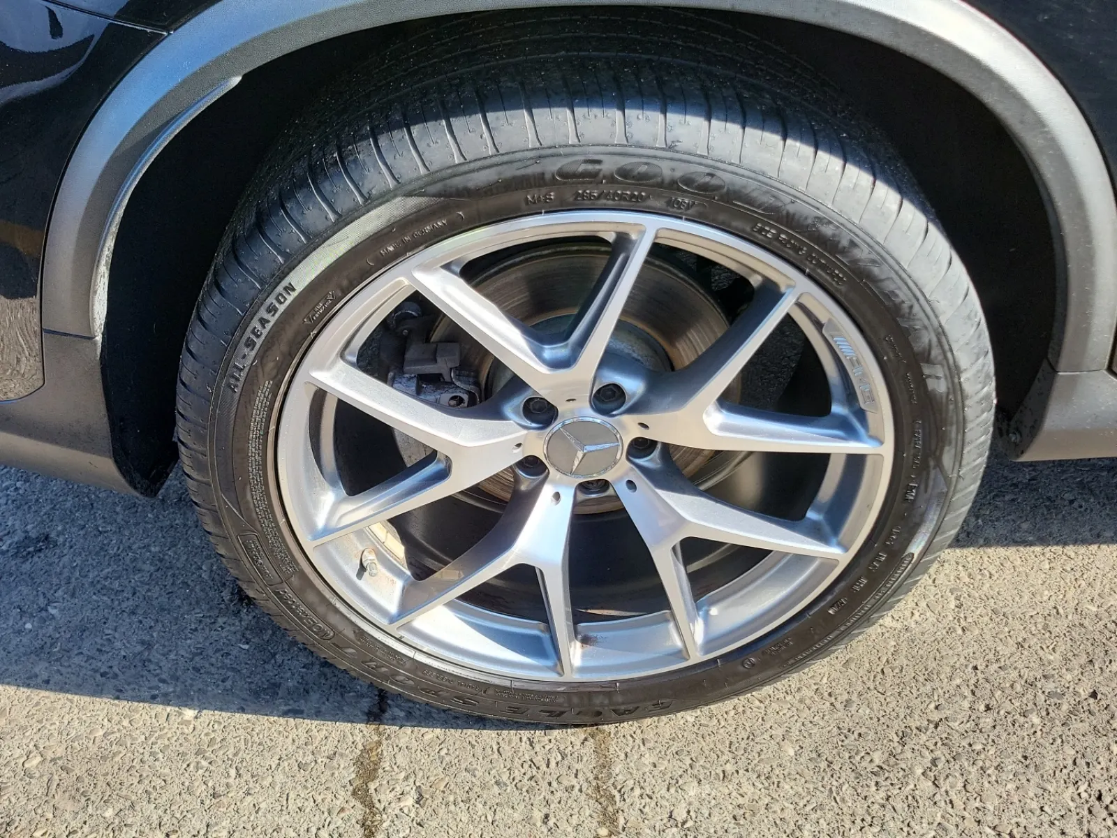 Right Rear Wheel/Tire Photo
