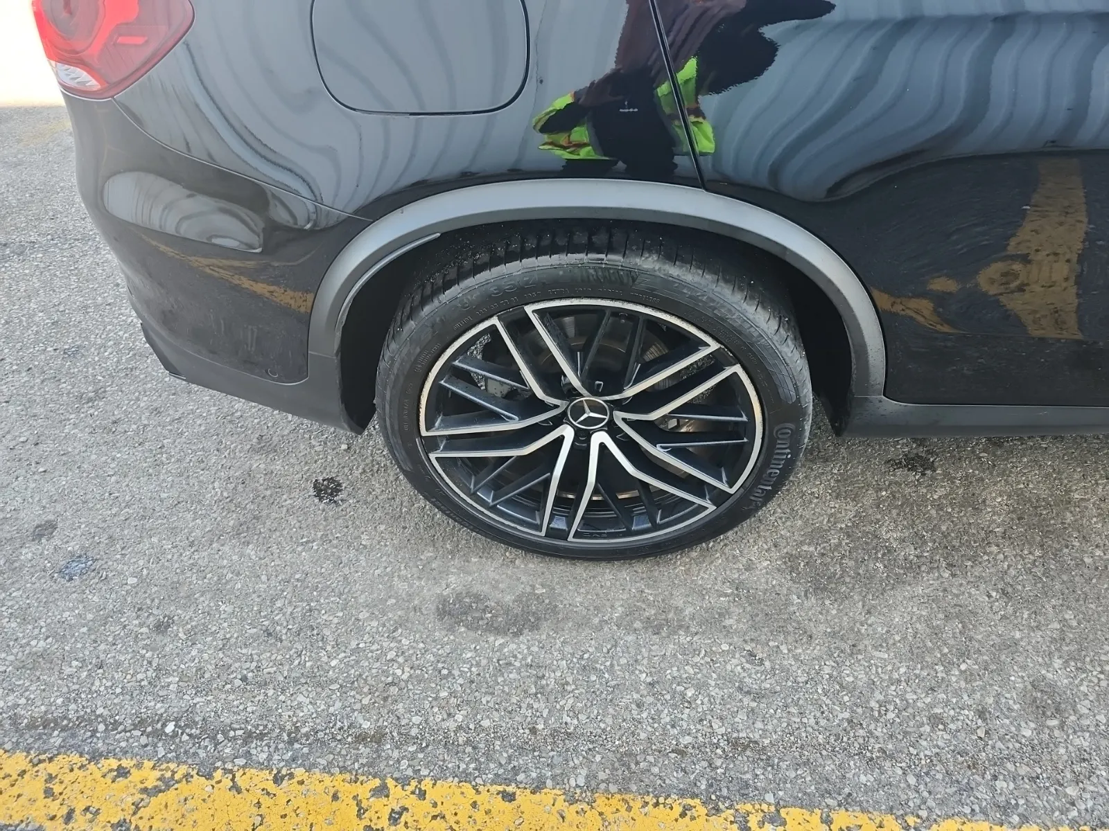 Right Rear Wheel/Tire Photo