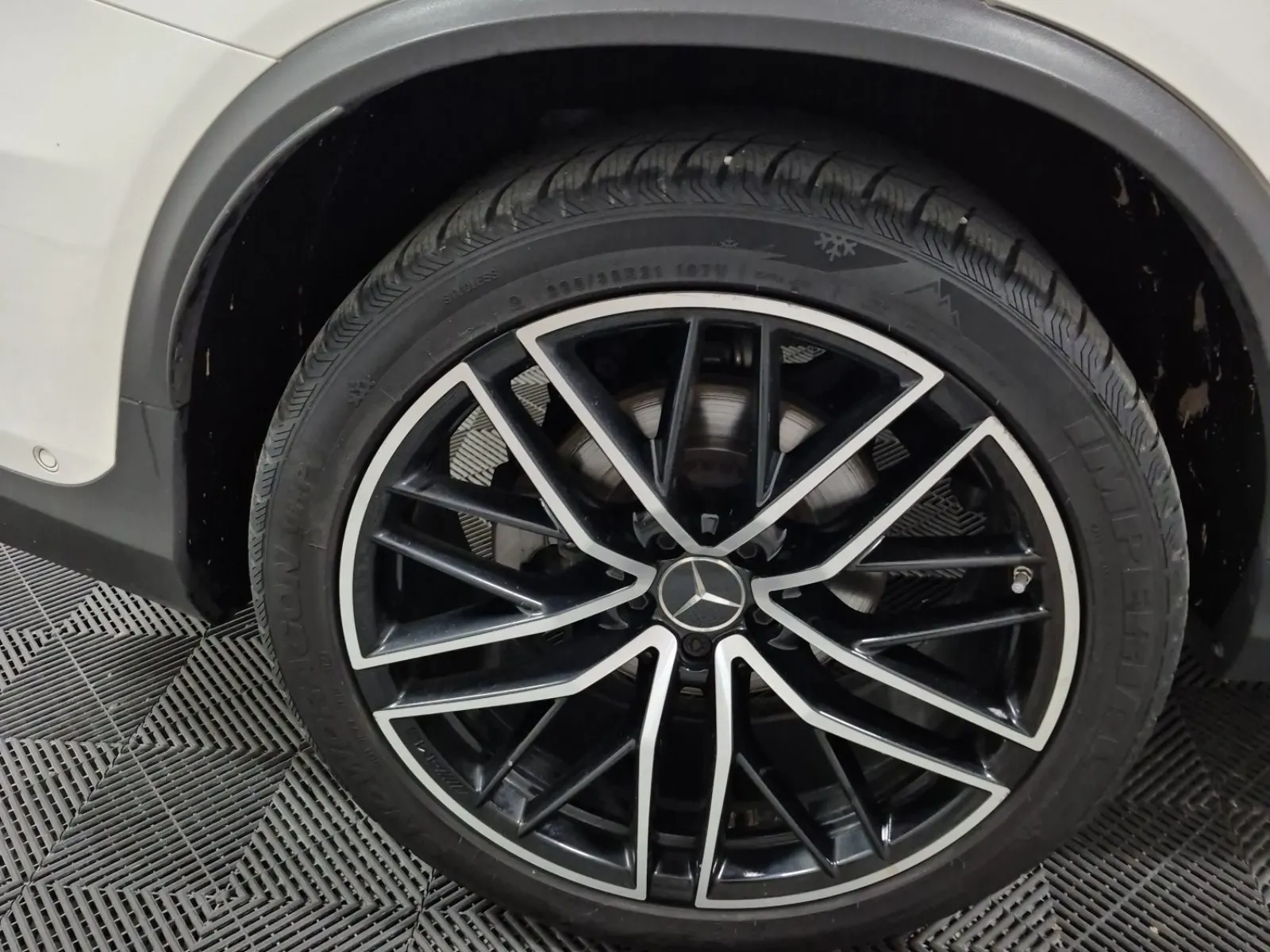 Right Rear Wheel/Tire Photo