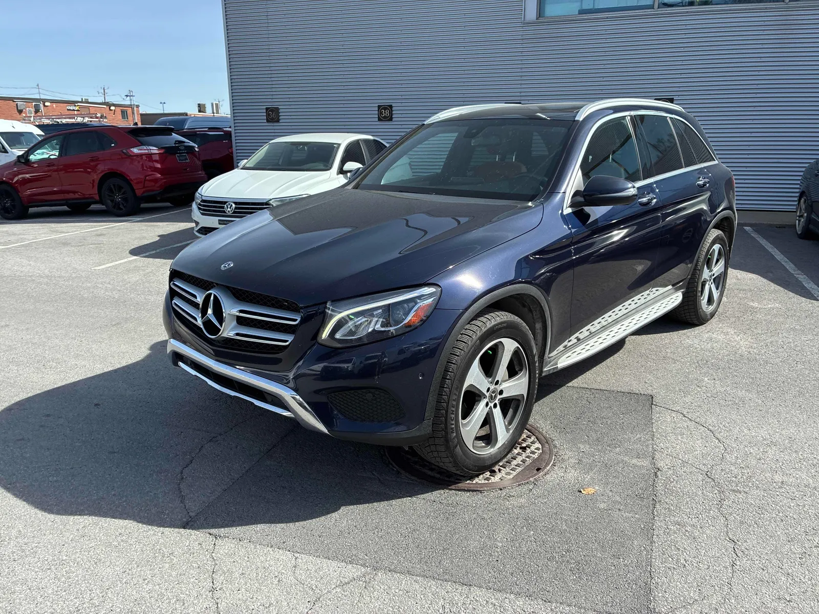3/4 Front (Main image)