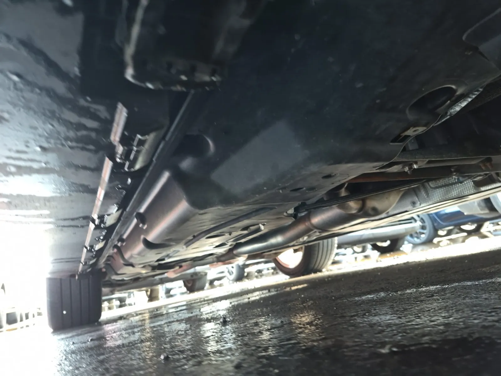 Undercarriage - Passenger Photo