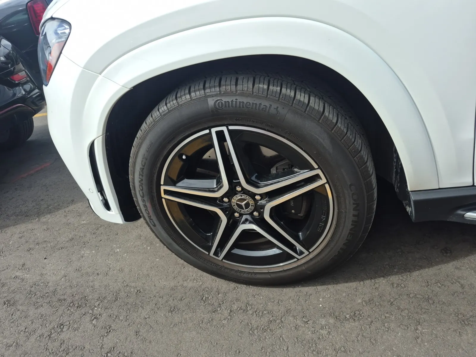Front driver wheel/tire photo