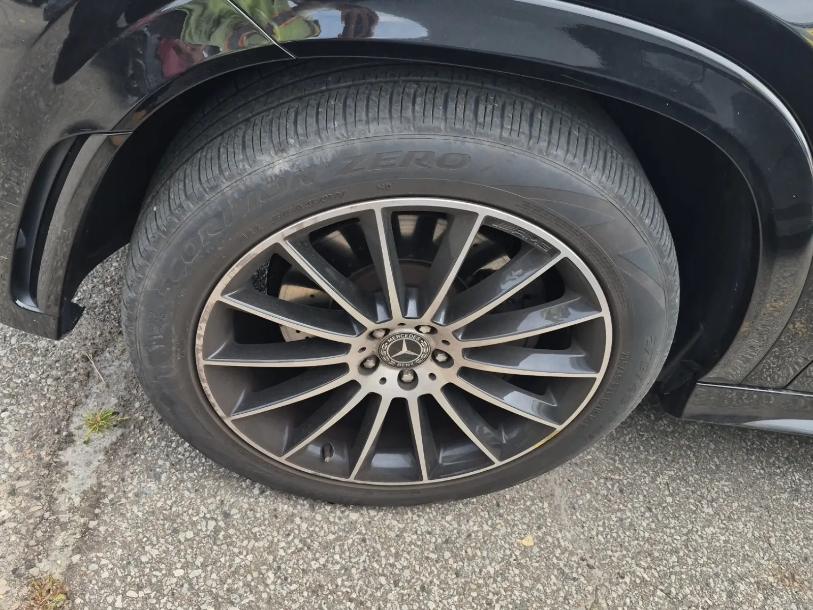 Front driver wheel/tire photo