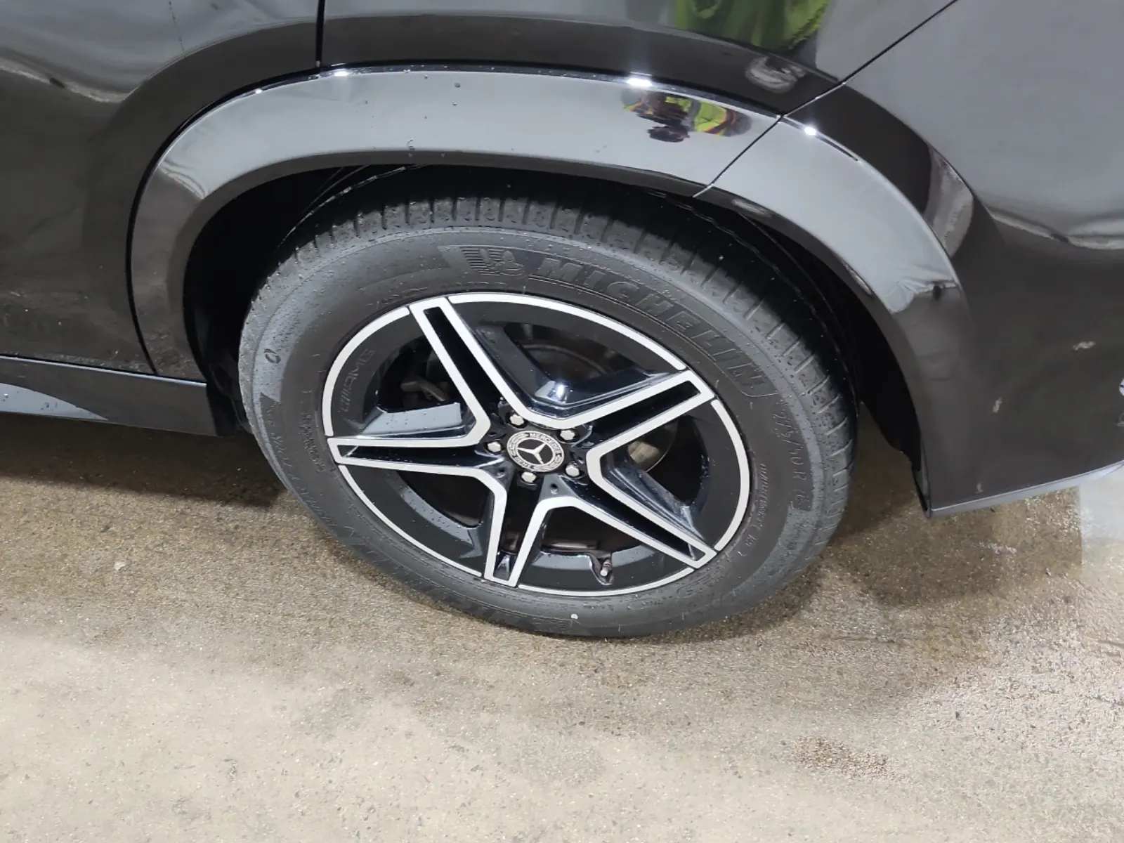 Left Rear Wheel/Tire Photo
