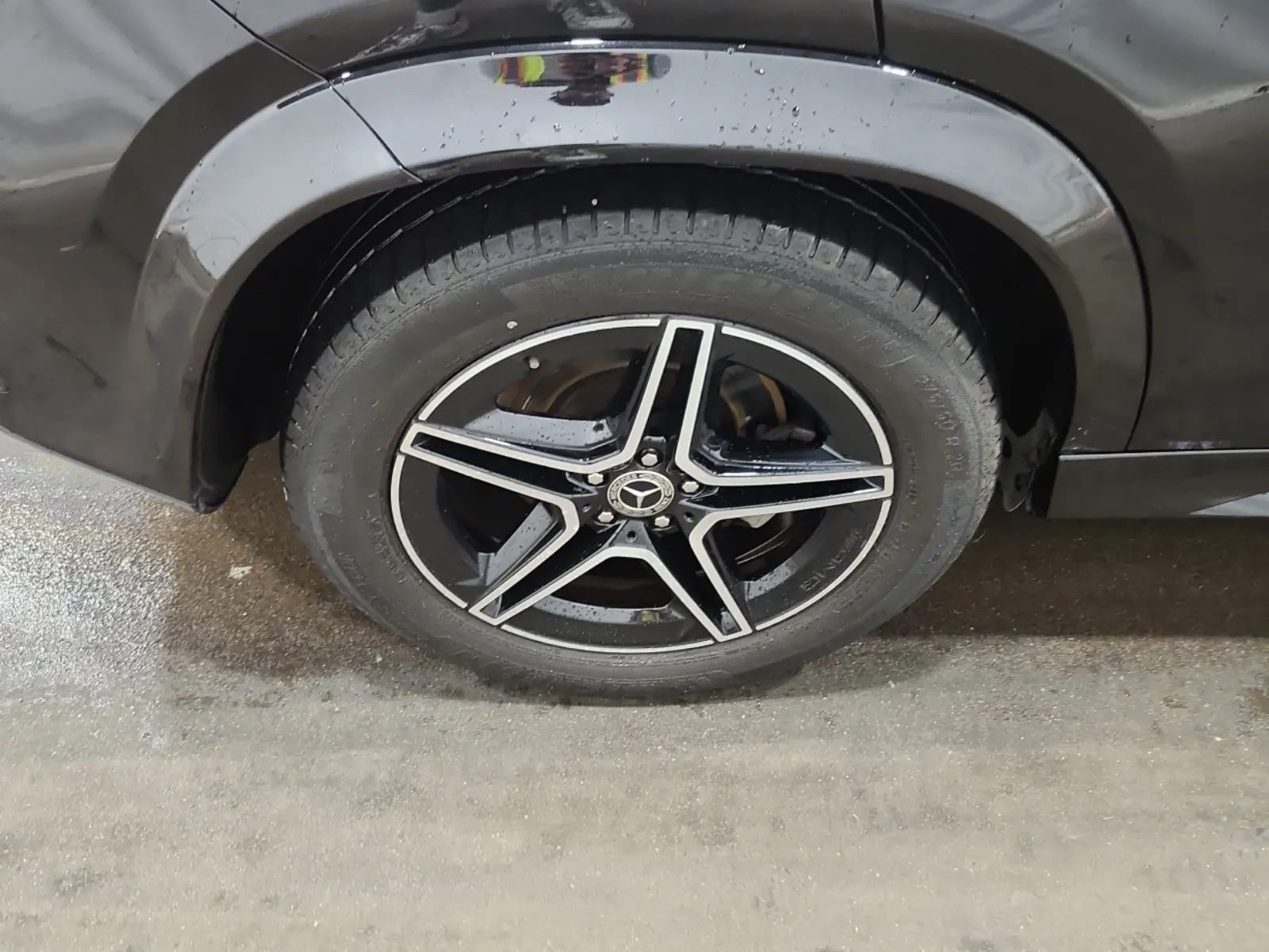 Right Rear Wheel/Tire Photo