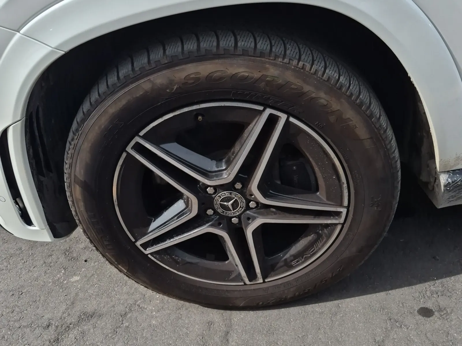 Front driver wheel/tire photo