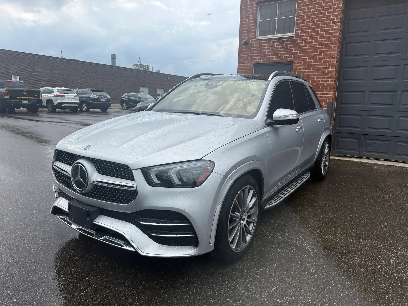 3/4 Front (Main image)