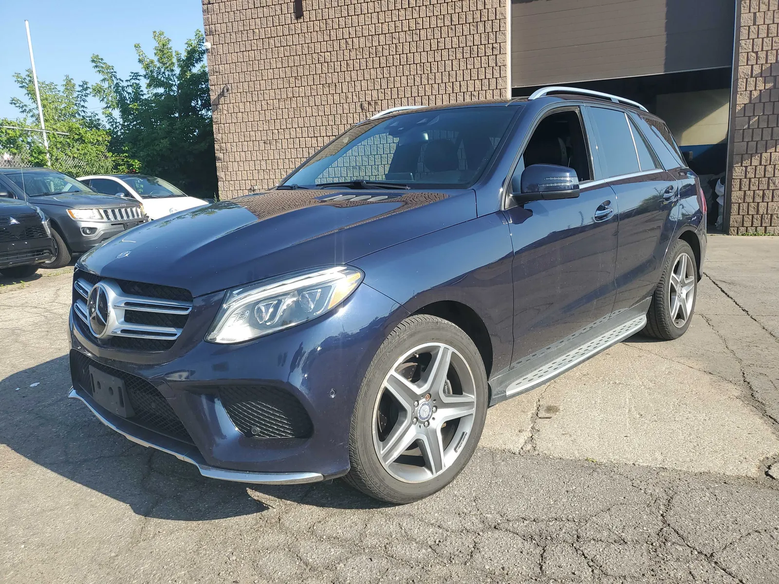3/4 Front (Main image)