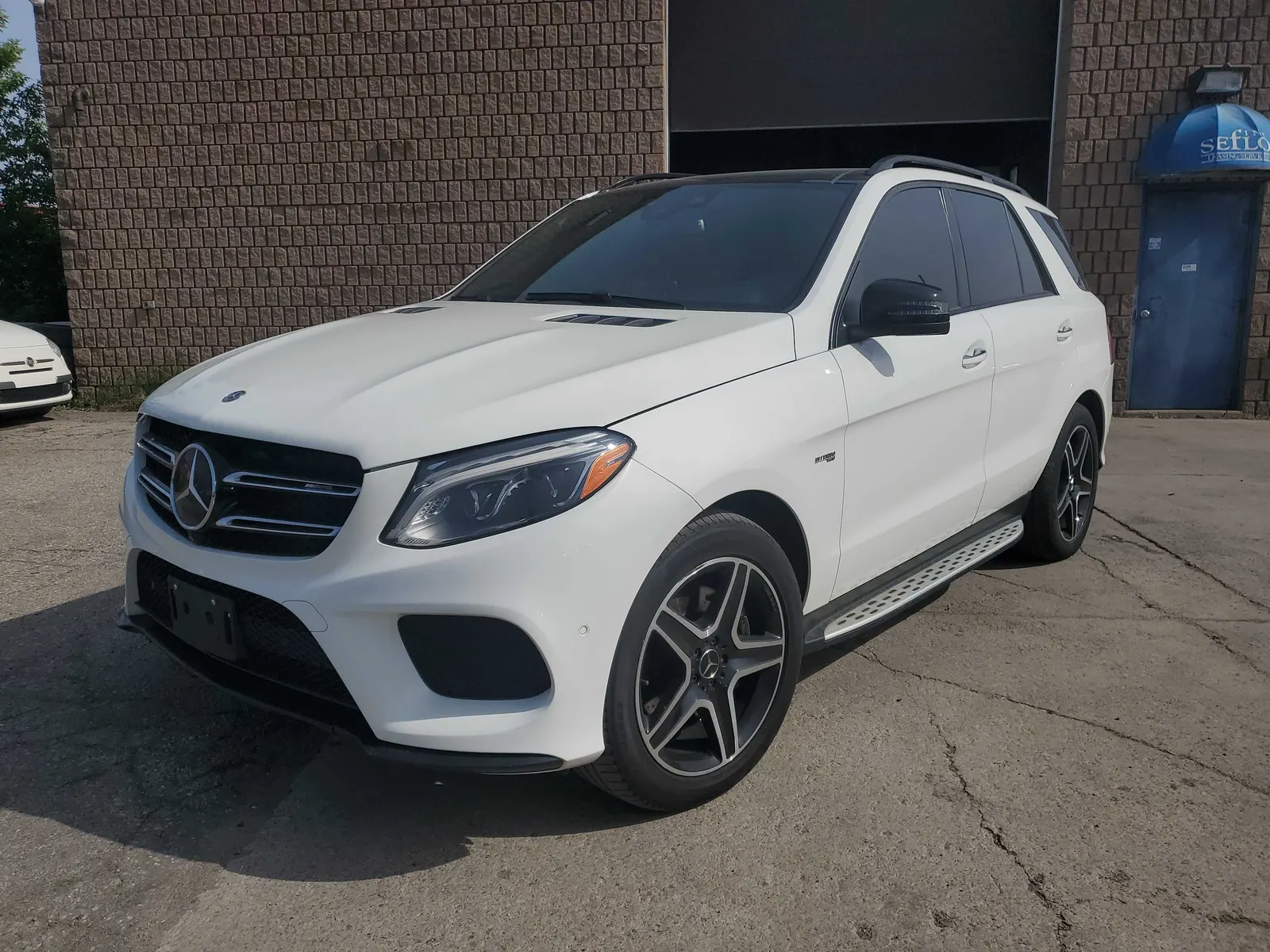 3/4 Front (Main image)