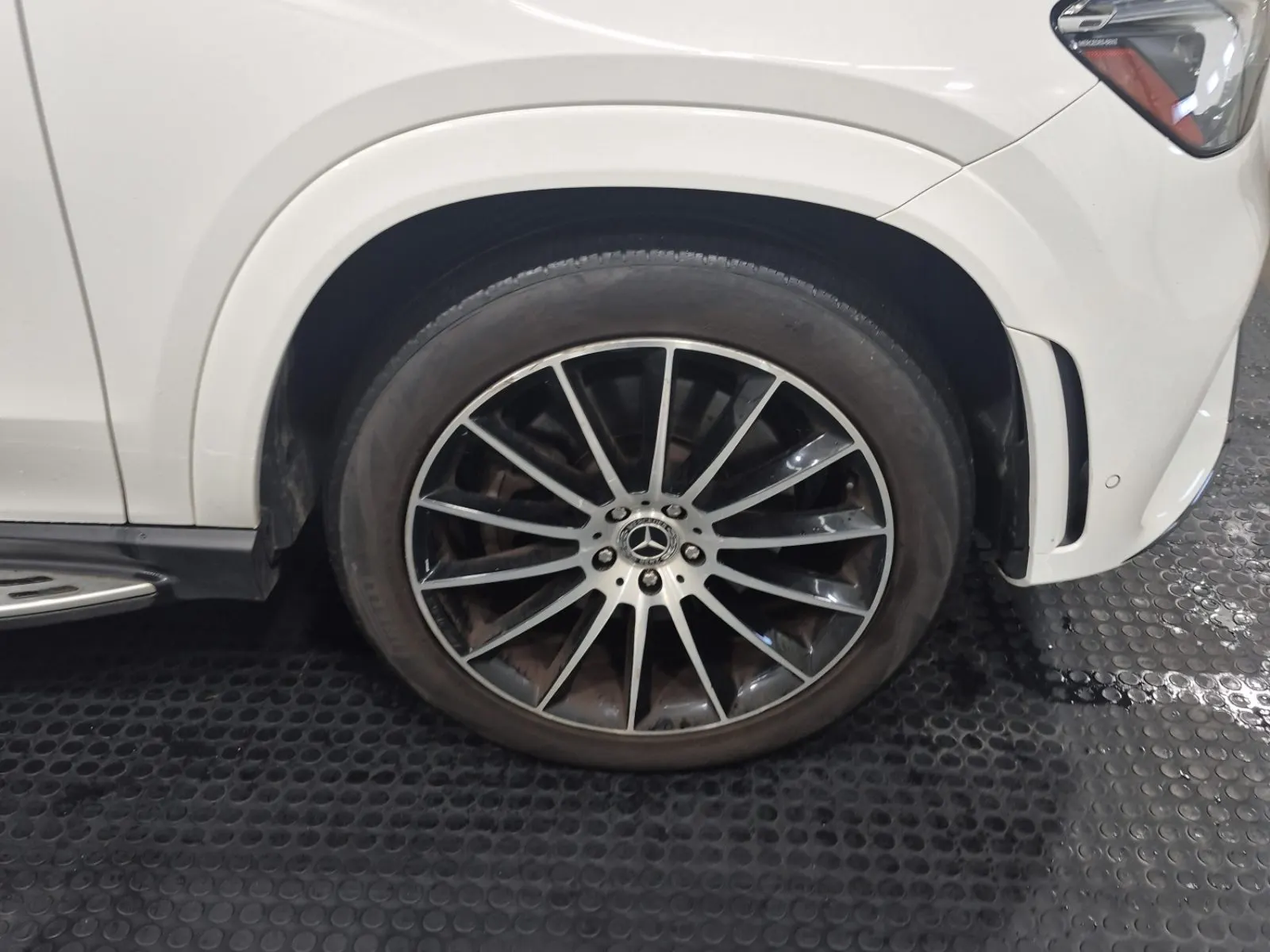 Right Front Wheel/Tire Photo