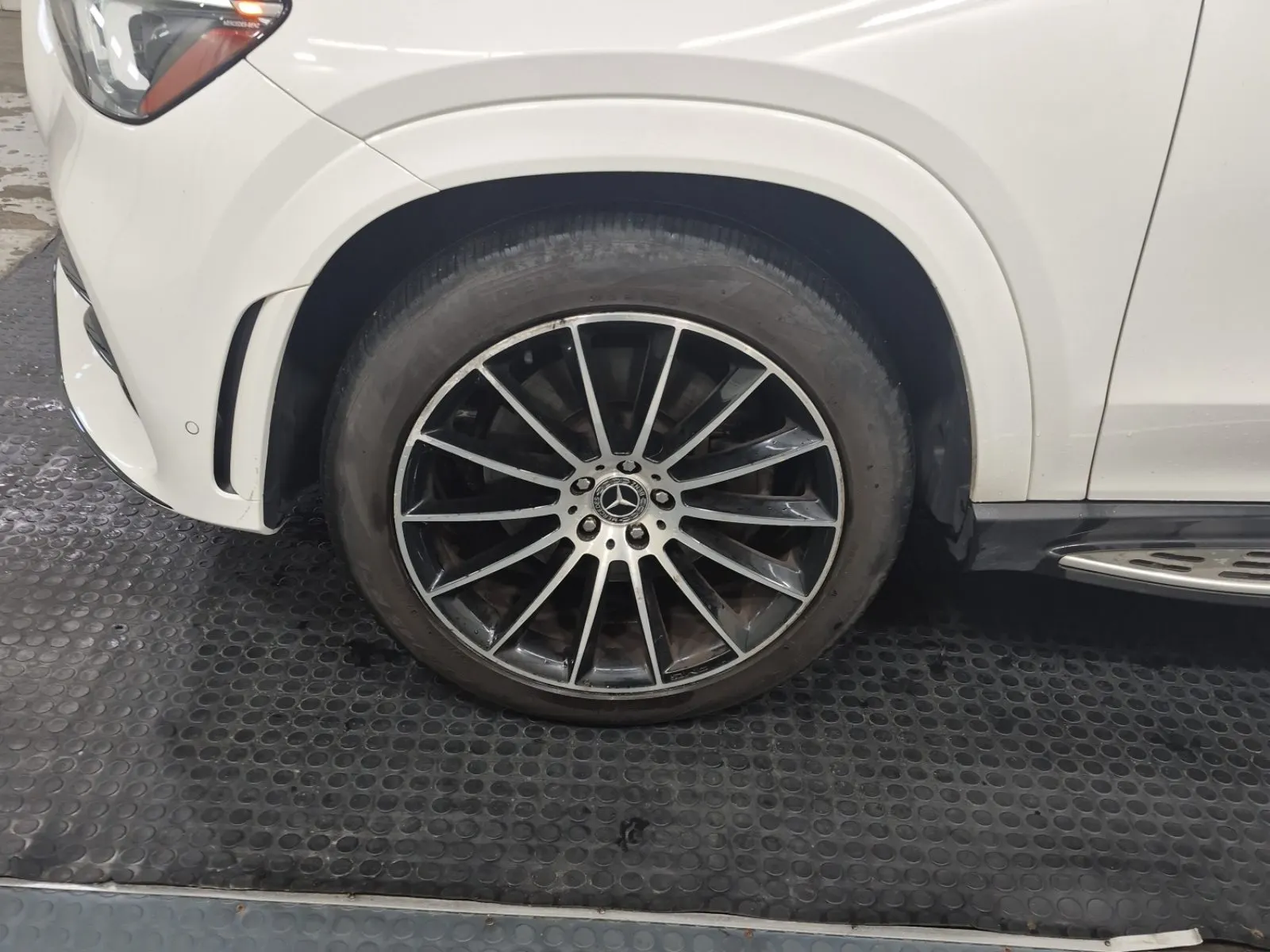 Front driver wheel/tire photo