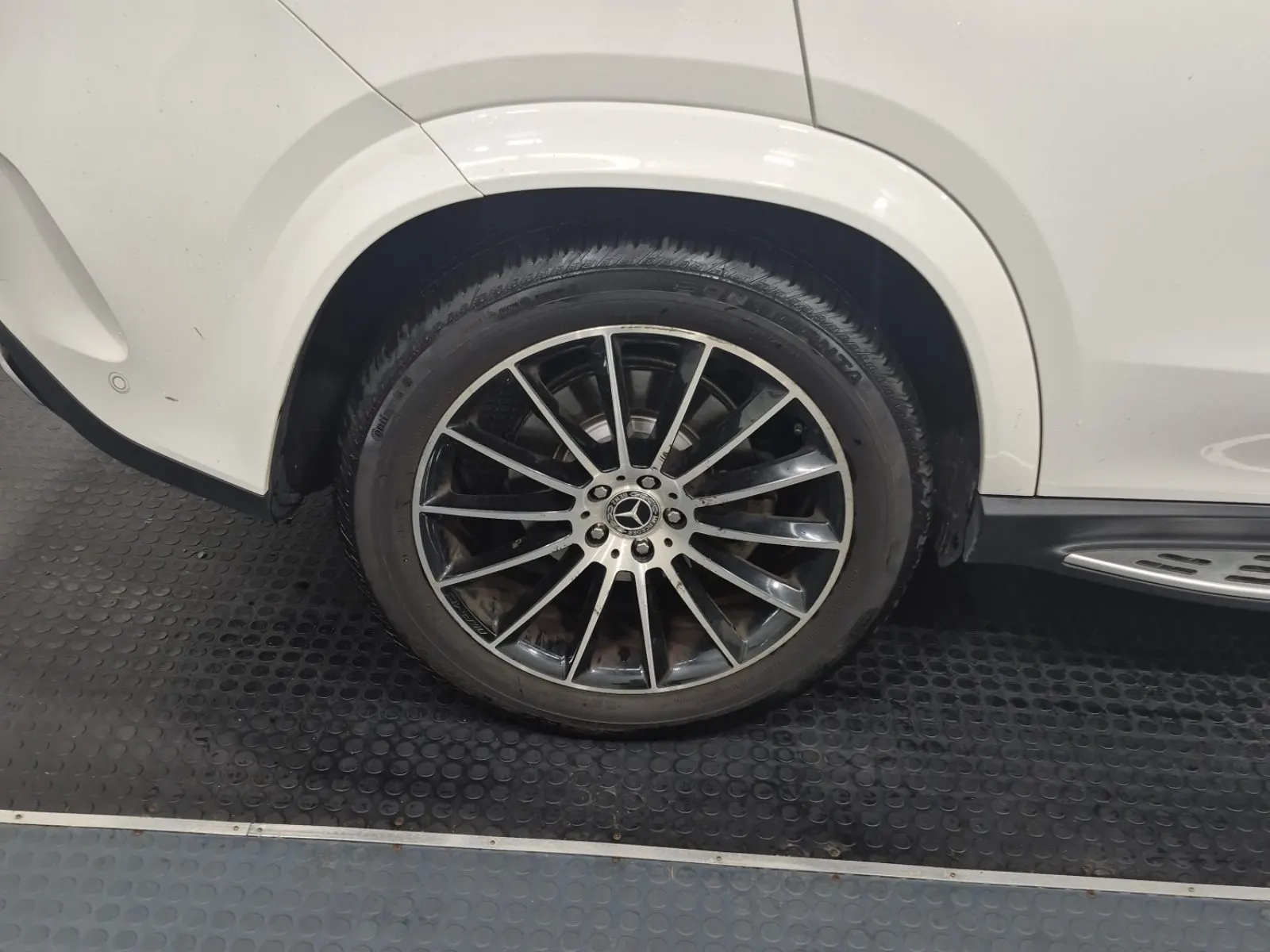 Right Rear Wheel/Tire Photo