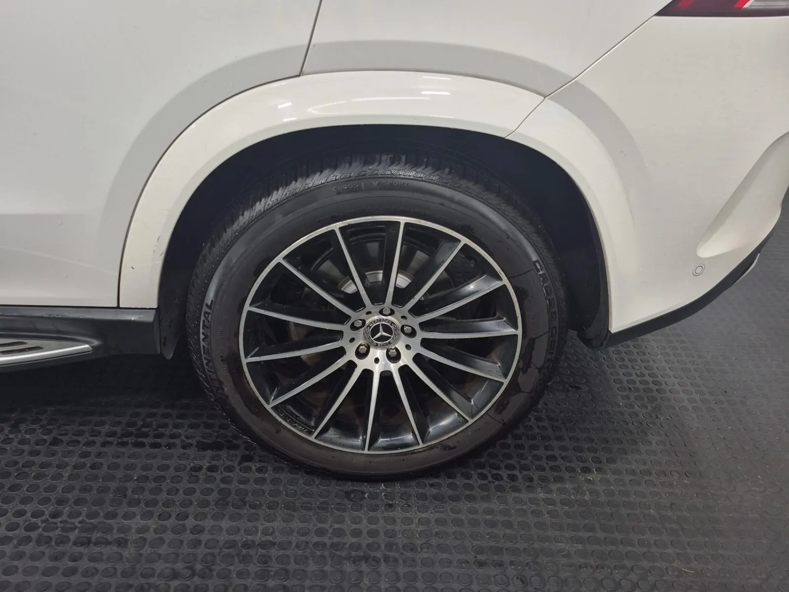 Left Rear Wheel/Tire Photo