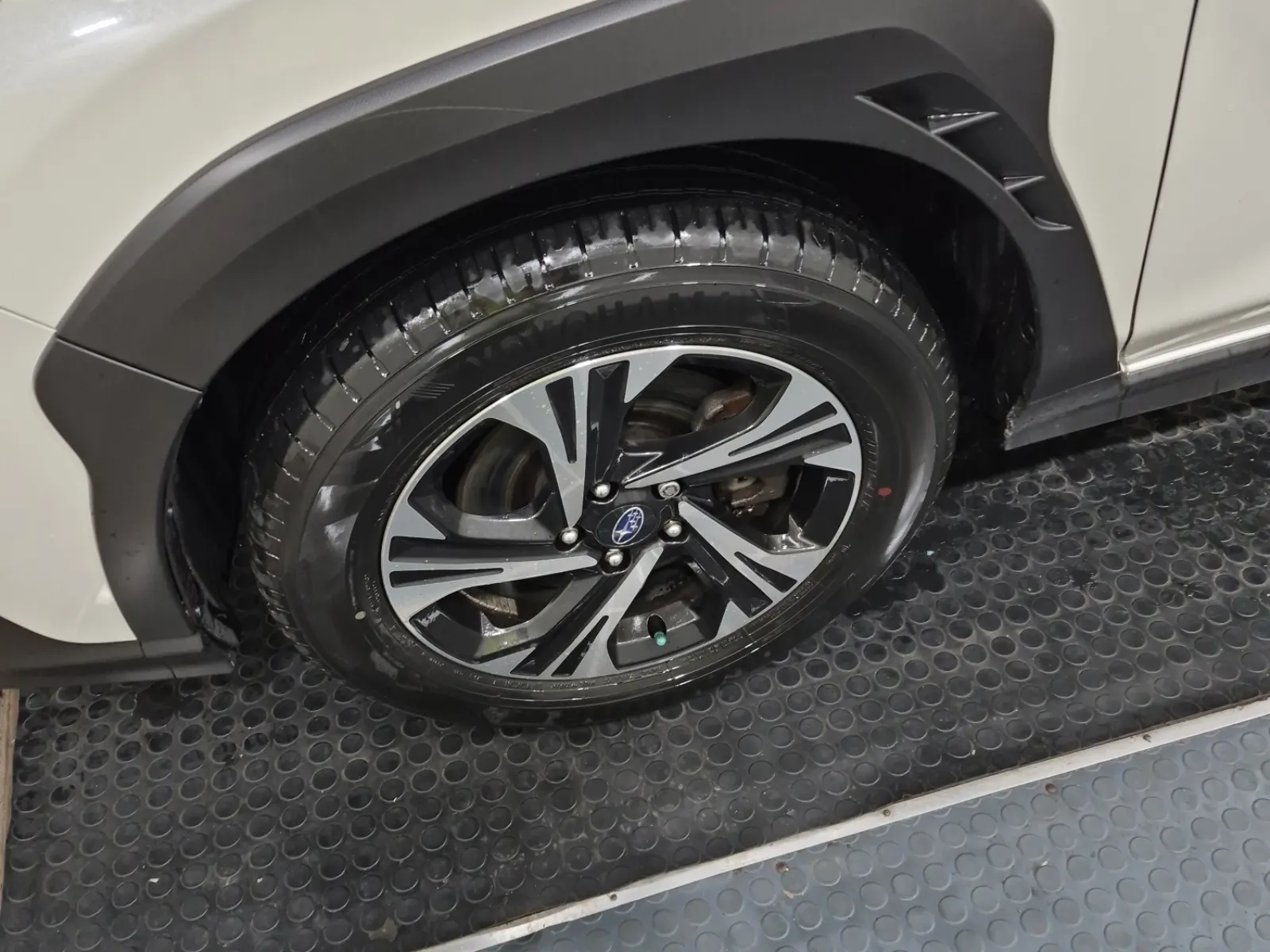 Front driver wheel/tire photo
