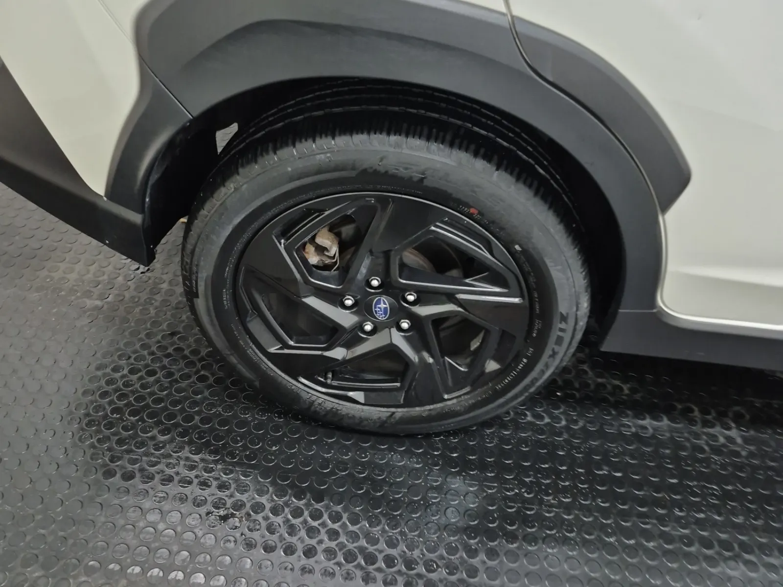 Right Rear Wheel/Tire Photo