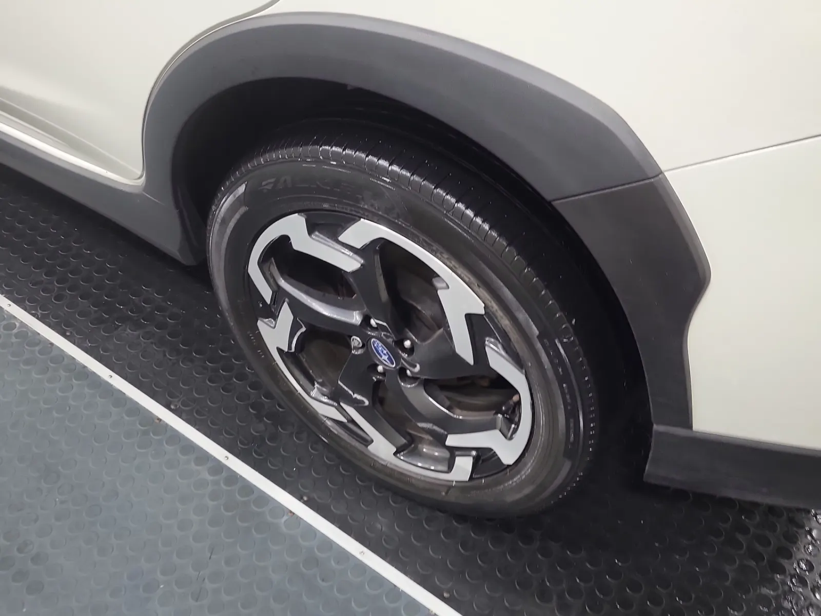 Left Rear Wheel/Tire Photo