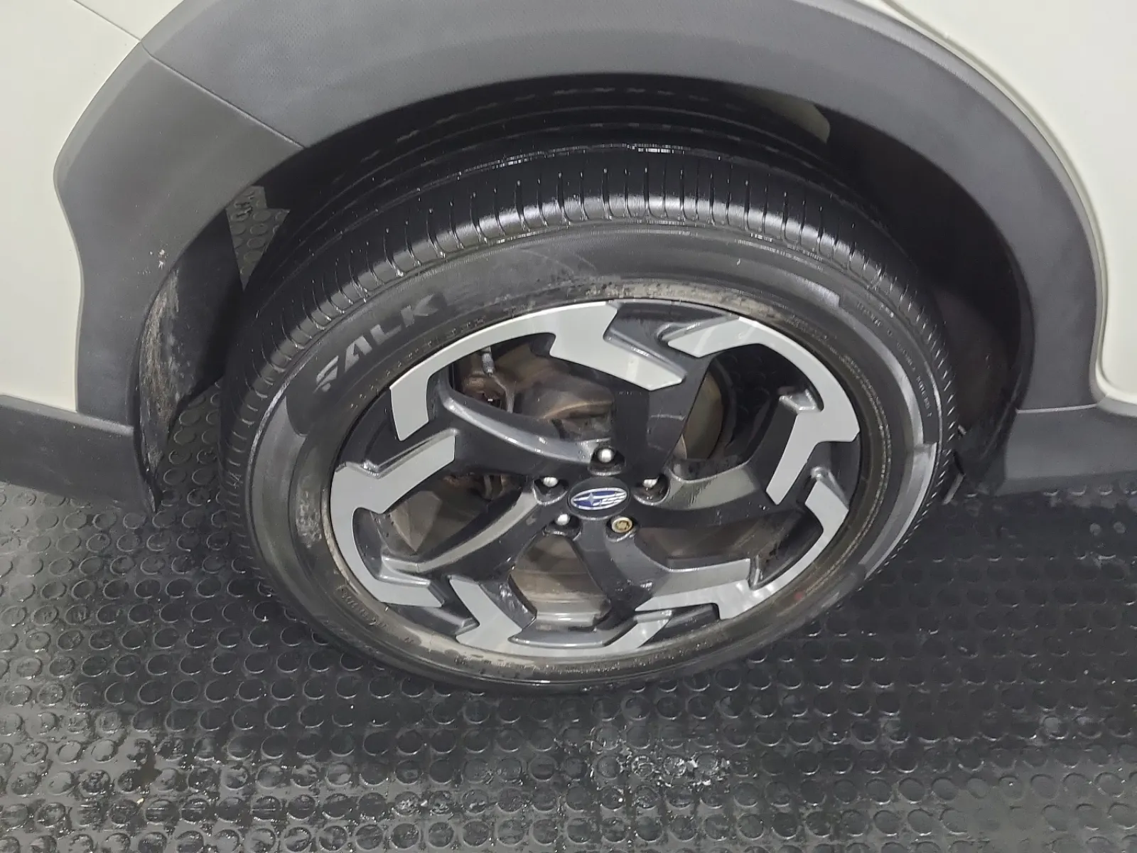Right Rear Wheel/Tire Photo