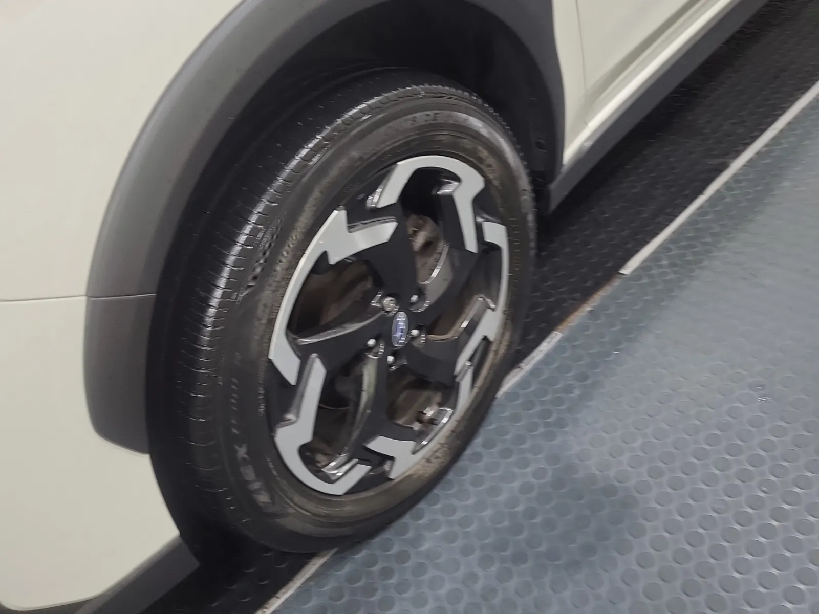 Front driver wheel/tire photo