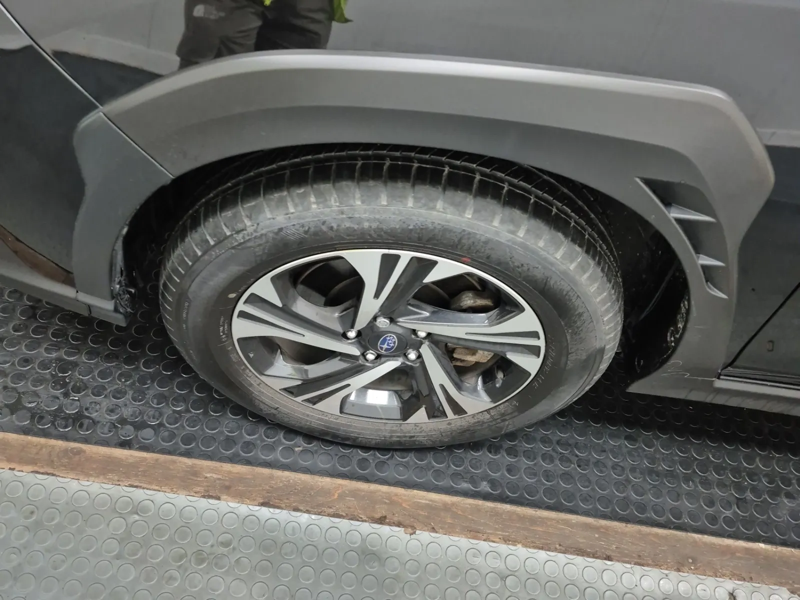 Front driver wheel/tire photo