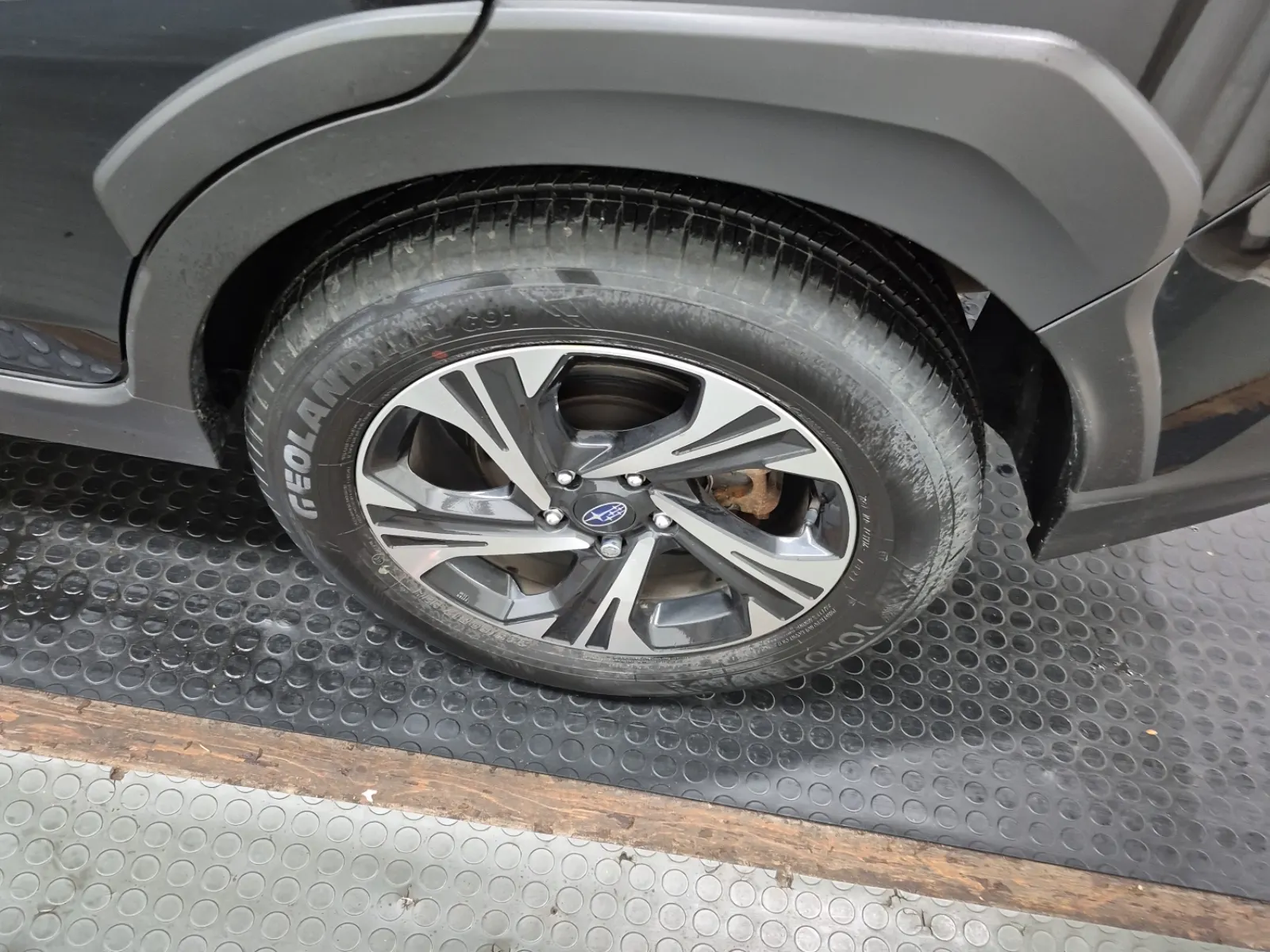 Left Rear Wheel/Tire Photo