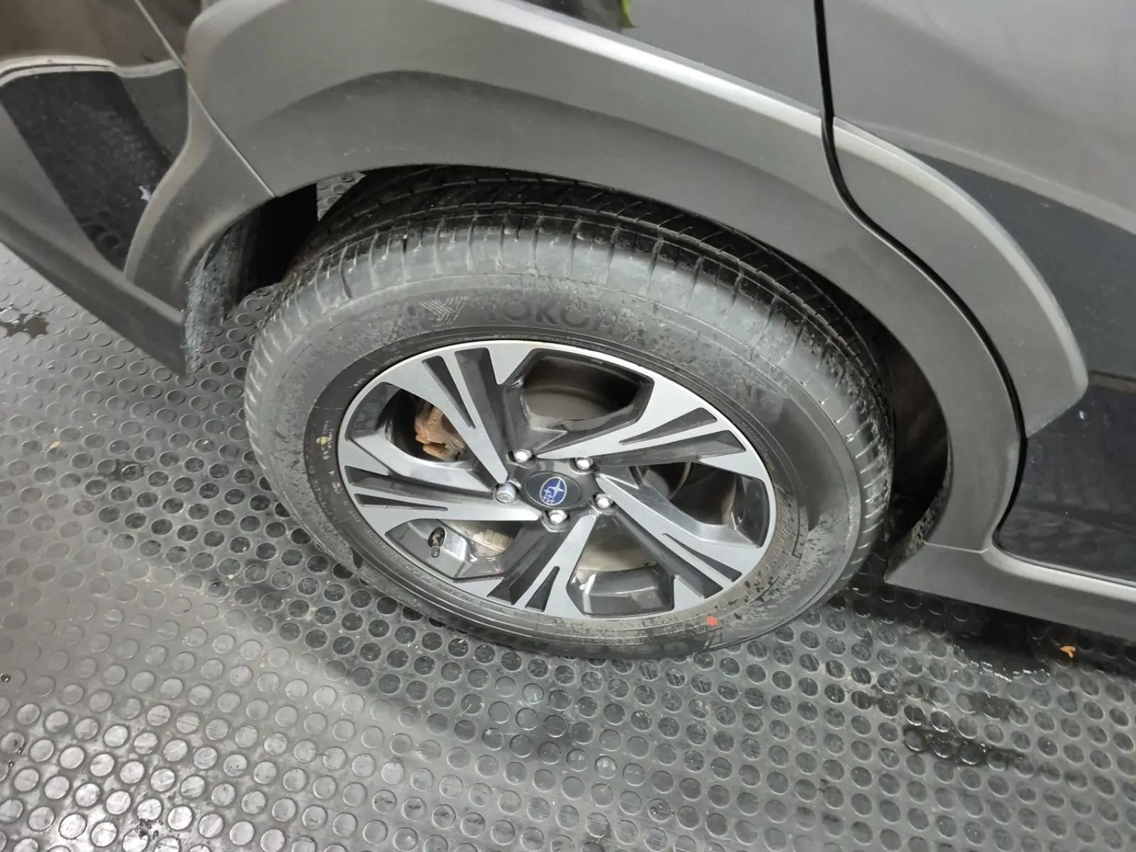 Right Rear Wheel/Tire Photo