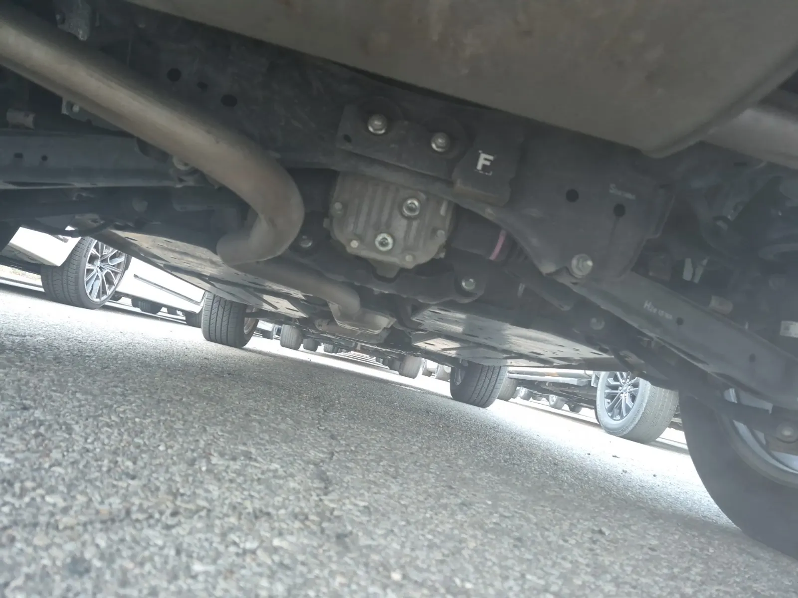 Undercarriage - Rear Photo