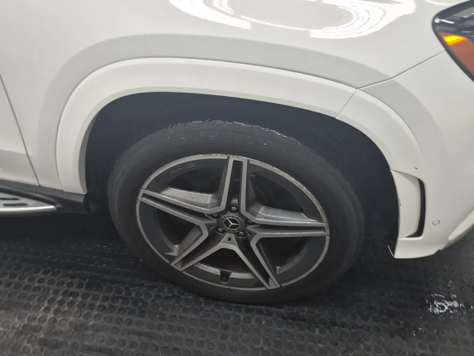 Right Front Wheel/Tire Photo