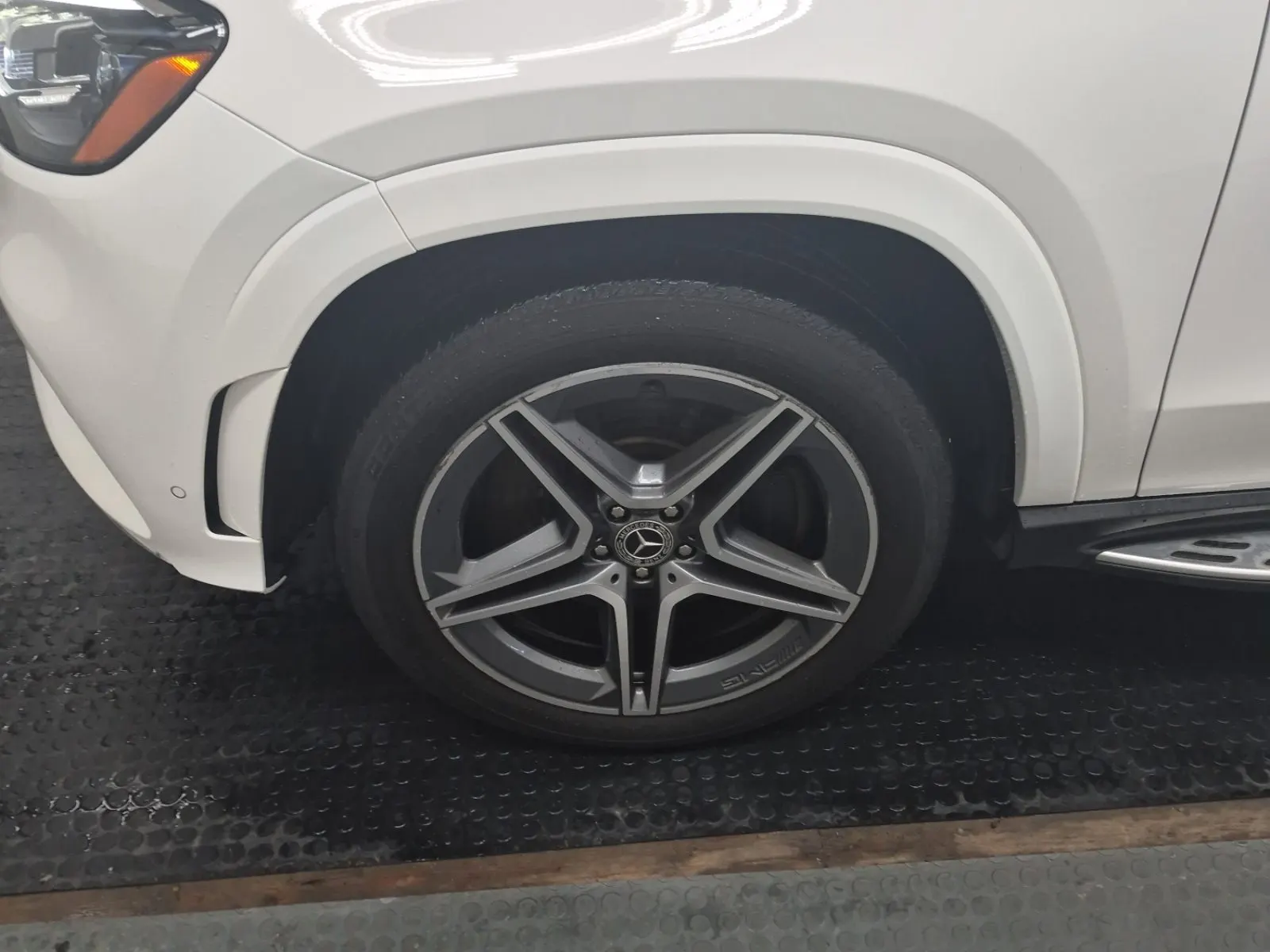 Front driver wheel/tire photo